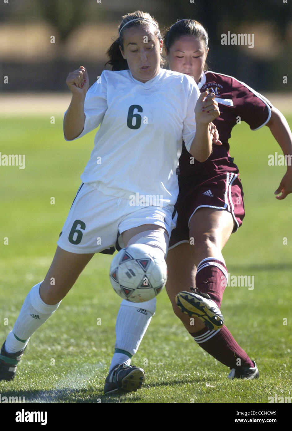 LMC Lara Roliz (CQ)(a destra) e Evergreen's Julie Kavanaugh (CQ) battaglia per una sfera durante la loro partita di calcio a Los Medanos College a Pittsburg, California il Venerdì, 17 settembre 2004. (Dean Coppola / Contra Costa Times) Foto Stock