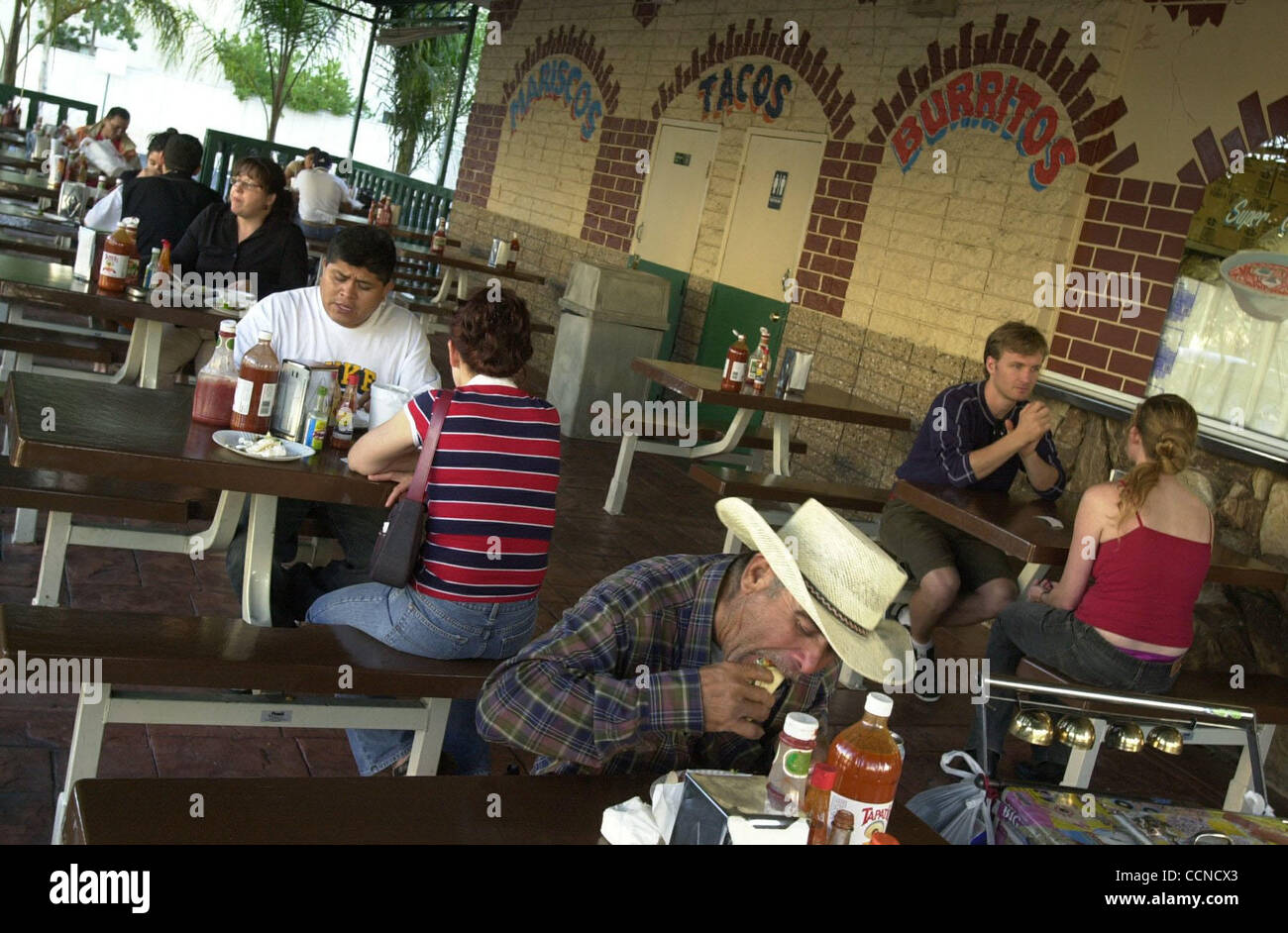 I clienti di mangiare in un open air zona pranzo a la Costa Taqueria su International Blvd. a Oakland, in California, Martedì 21 Settembre, 2004. Foto per la recensione del ristorante. (EDDIE LEDESMA/volte) Foto Stock
