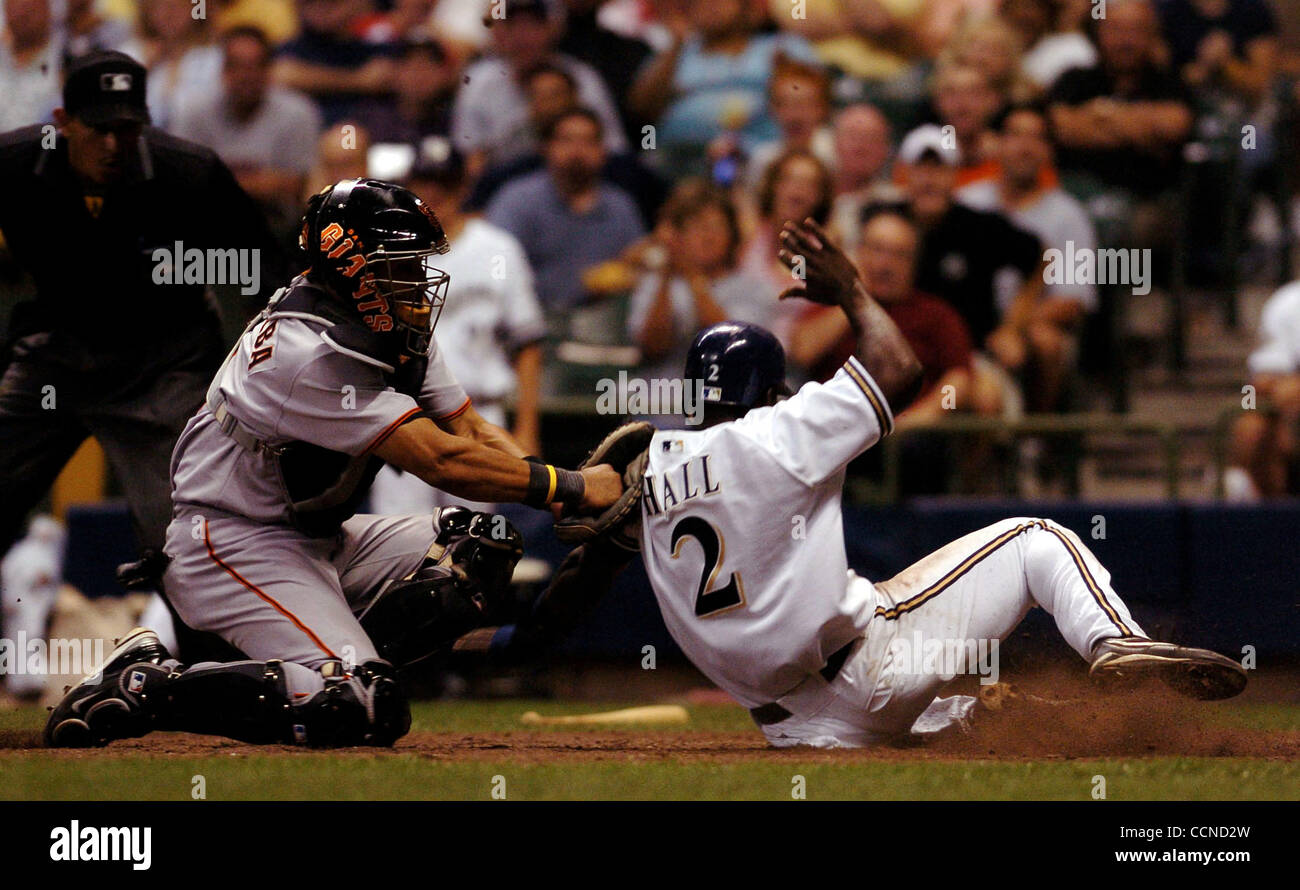 San Francisco Giants catcher Yorvit Torrealba, #8, tag out Milwaukee Brewers Bill Hall, #2, mentre si tenta di punteggio in un colpo solo dal compagno di squadra di Brady Clark, #27, nella sesta inning del loro gioco su Martedì, Settembre 14, 2004 a Miller Park di Milwaukee, Wisconsin. I Giganti Beat The Brewers 3-2. Foto Stock