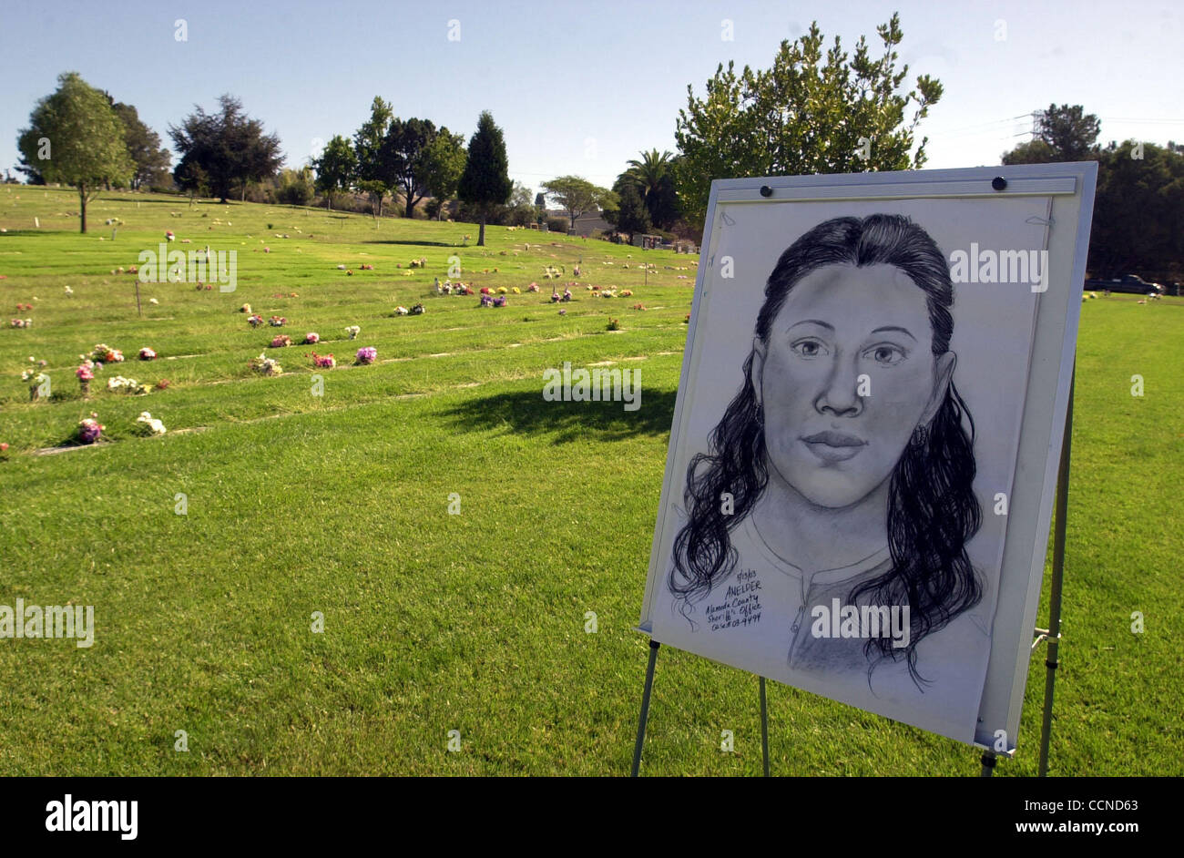 Un artista schizzo di Castro Valley's Jane Doe, è stato sul display Martedì, 14 settembre 2004, a Lone Tree cimitero in Hayward, California nel corso di una conferenza stampa a seguito di un memoriale di servizio per la ragazza che è stata trovata in un borsone dietro Carrow's restaurant il 1 maggio 2003. (Contra Costa Times/Susan Tripp Foto Stock