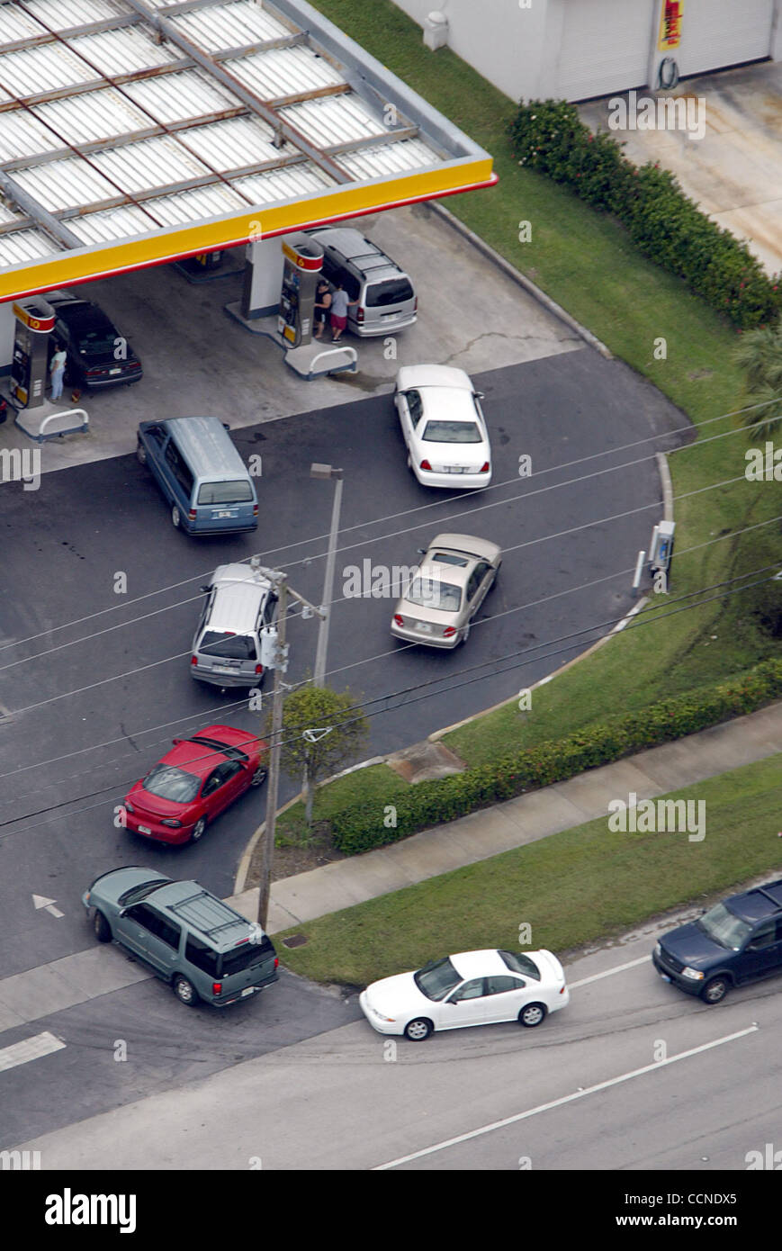 Sep 24, 2004; Stuart, Florida, Stati Uniti d'America; Cars line up per benzina in corrispondenza di una stazione di Shell per preparare l uragano Jeanne. Foto Stock