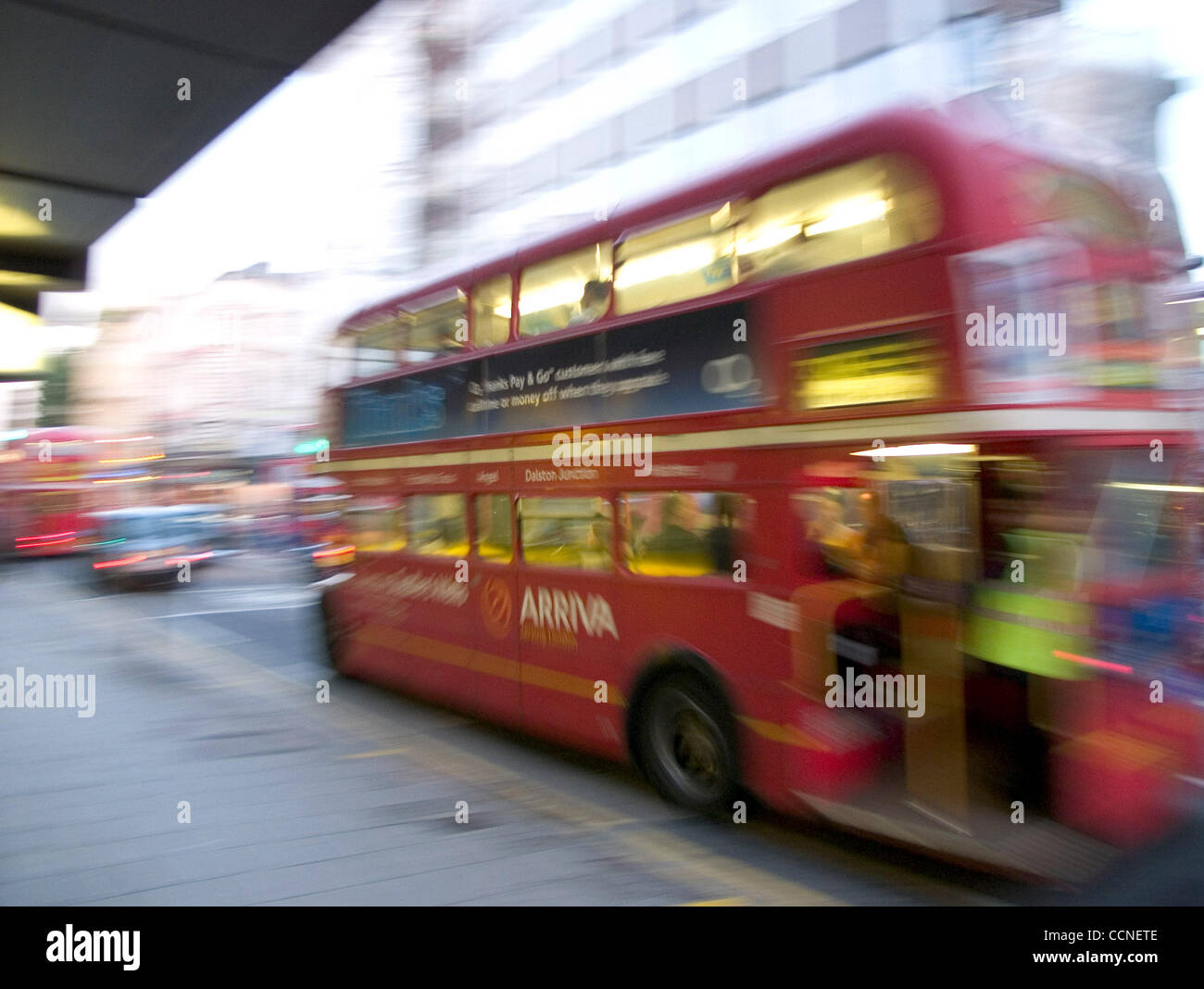 Oct 03, 2004; Londra, Regno Unito; il famoso London bus rosso a due piani di Londra è il sistema di trasporto è noto in tutto il mondo. Questo bus londinese prende pendolari torna a casa dopo una giornata di lavoro in città. Foto Stock