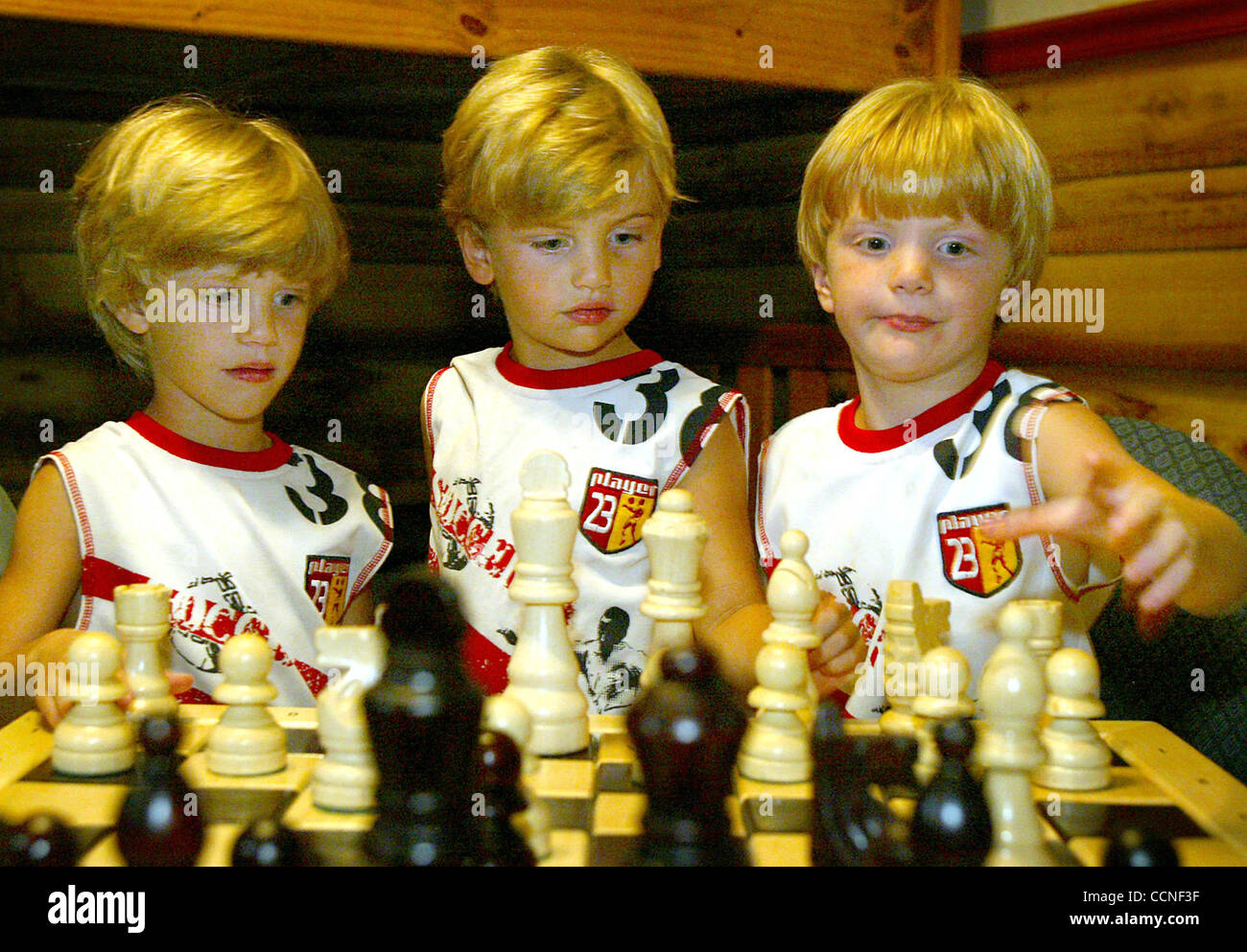 Eventi sportivi live--1/2--10/1/2004--boca raton--(L-R) Griffin, Dalton e Landon Tice (cq tutti) 5-year-old tripletta giocatori di scacchi con un set nella loro camera, giovedì (9/30/04). Il personale Foto di Bob Shanley. Foto Stock