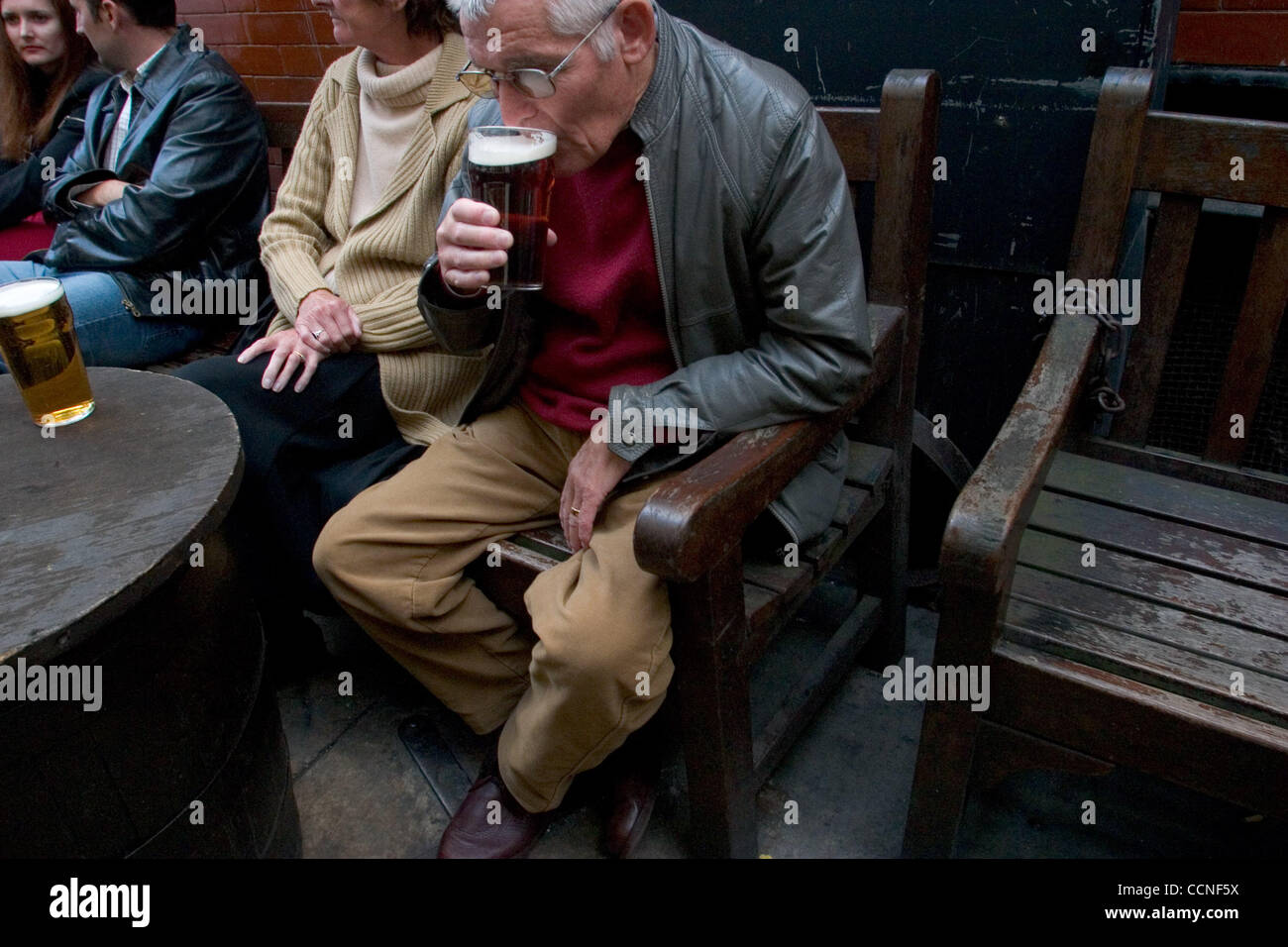 Oct 05, 2004; Leeds, Regno Unito; British uomo gode di una pinta di " bitter " (birra) a pranzo in un giardino della birra a Leeds. Chip grafico a torta e cedevole i piselli o fave con una pinta di birra sono pranzo tradizionale in Inghilterra. Vi sono molti eccellenti pub che servono la real ale NEL REGNO UNITO. Alcol e alcolisti. Foto Stock