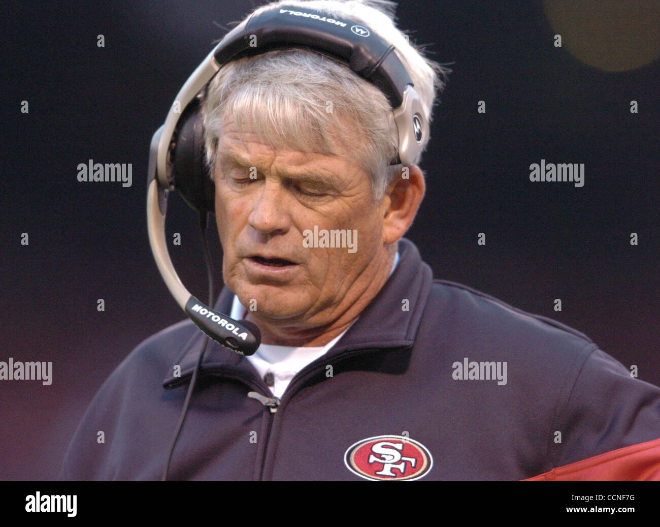 San Francisco quaranta Niners head coach Dennis Erickson cant guarda come la St Louis Rams andare fino 21-0 nel secondo trimestre del loro gioco a Monster Park in San Francisco California, domenica ottobre 2,2004.(Contra Costa Times/Bob Larson)2004 Foto Stock