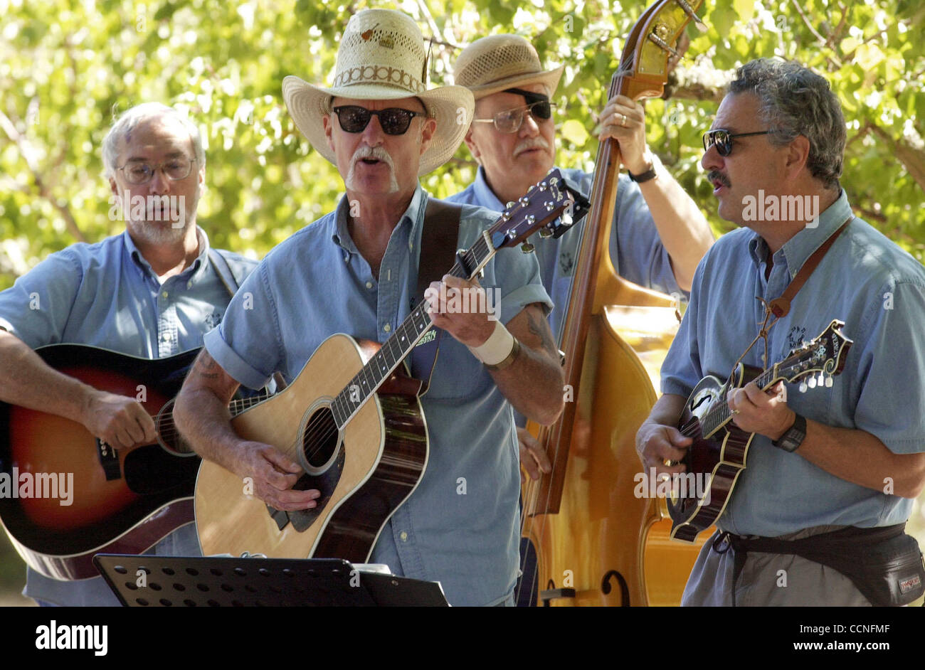 I membri della band del la ruota di filatura Band, (sinistra-destra) Jim Wiant, Ed Smith, Bart Dickson, e Mark Vukalcic, eseguire durante il Ranch giorni a John Muir Sito Storico Nazionale di Martinez, California il Sabato, Settembre 25, 2004. (Contra Costa Quotidiani/Mar Nam Ton) Foto Stock