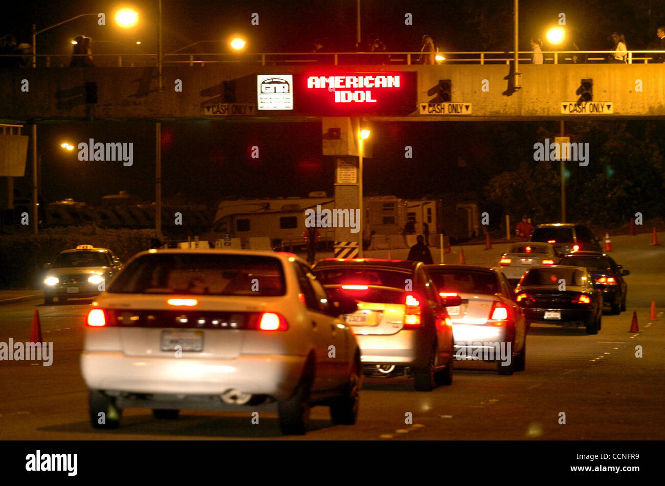 I sogni di celebrità di motivare le persone a mostrare fino a 4:30 AM per American Idol auditions al Cow Palace in Daly City Martedì mattina Ottobre 5, 2004. (Karl Mondon/Contra Costa Times) Foto Stock