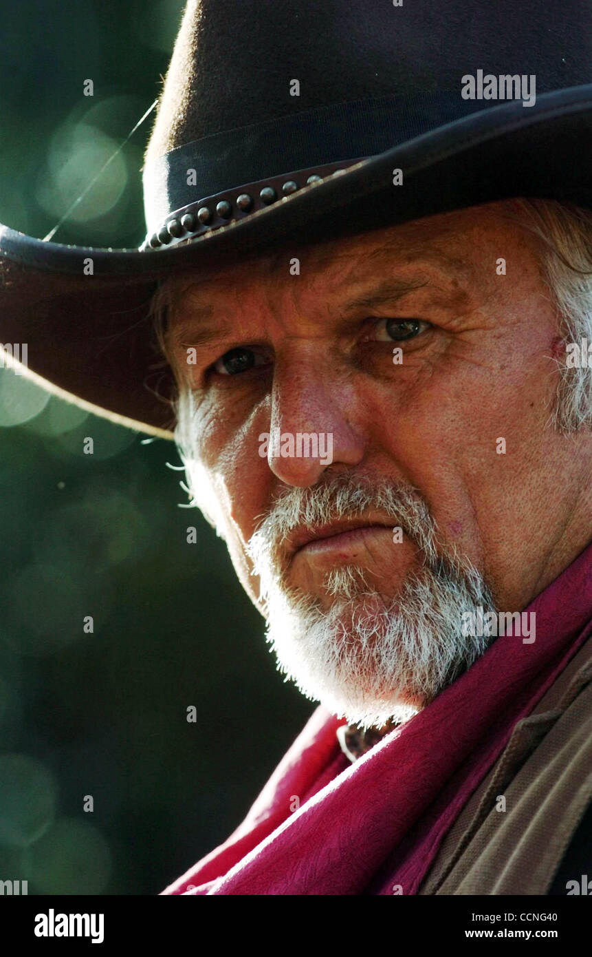 METRO - Steve Schmidt si siede in cima al suo cavallo in abito da cowboy durante un evento Giovedì, 7 ottobre 2004 a molle incantata Ranch. Marchio BAHRAM SOBHANI/STAF Foto Stock