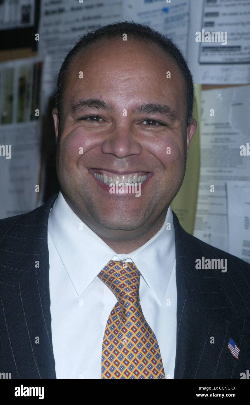 Oct 15, 2004; New York, NY, STATI UNITI D'AMERICA; FCC Presidente Michael K. POWELL è intervistato tramite live WI-FI (Wireless Fidelity) collegamento remoto con i giovani aspiranti produttori a Manhattan accesso del pubblico negli studi televisivi. Presidente Powell è attivamente coinvolta in espansione di accesso per di più Americani a Internet alta velocità broa Foto Stock