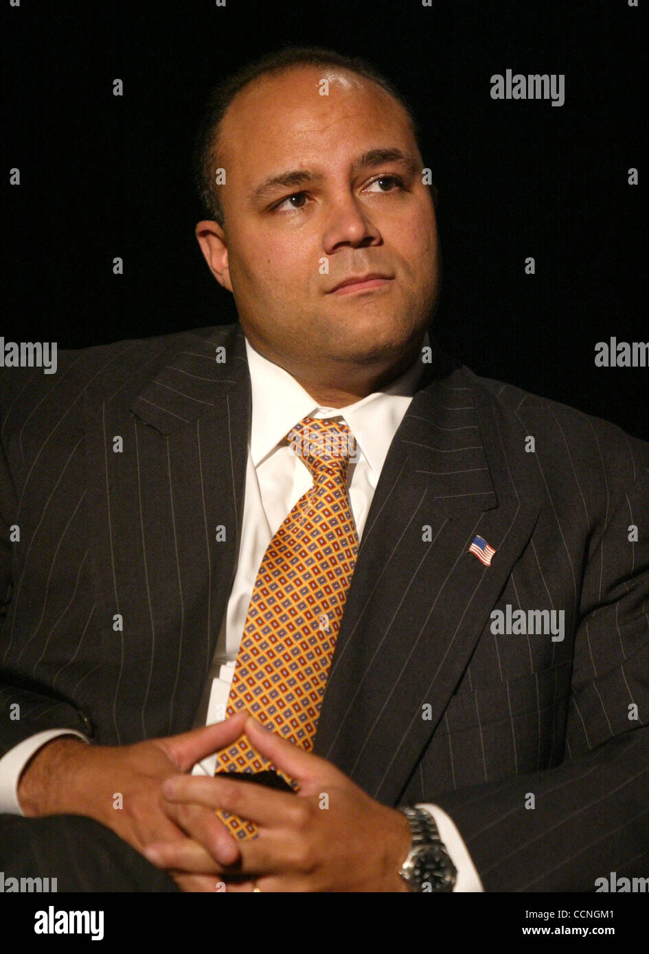 Oct 15, 2004; New York, NY, STATI UNITI D'AMERICA; FCC Presidente Michael K. POWELL è intervistato tramite live WI-FI (Wireless Fidelity) collegamento remoto con i giovani aspiranti produttori a Manhattan accesso del pubblico negli studi televisivi. Presidente Powell è attivamente coinvolta in espansione di accesso per di più Americani a Internet alta velocità broa Foto Stock