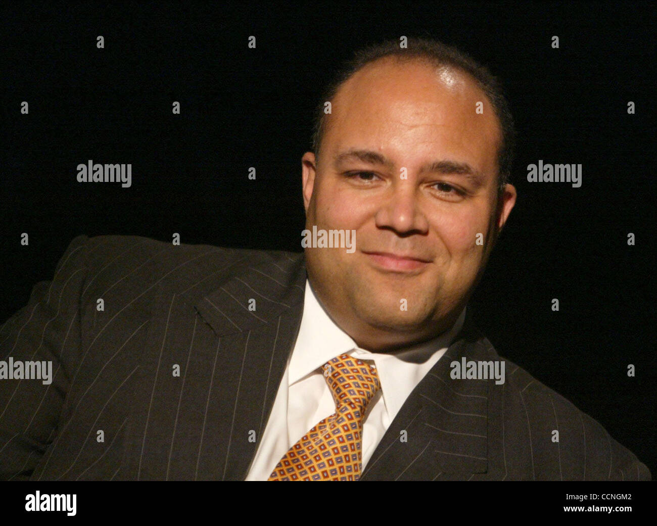 Oct 15, 2004; New York, NY, STATI UNITI D'AMERICA; FCC Presidente Michael K. POWELL è intervistato tramite live WI-FI (Wireless Fidelity) collegamento remoto con i giovani aspiranti produttori a Manhattan accesso del pubblico negli studi televisivi. Presidente Powell è attivamente coinvolta in espansione di accesso per di più Americani a Internet alta velocità broa Foto Stock