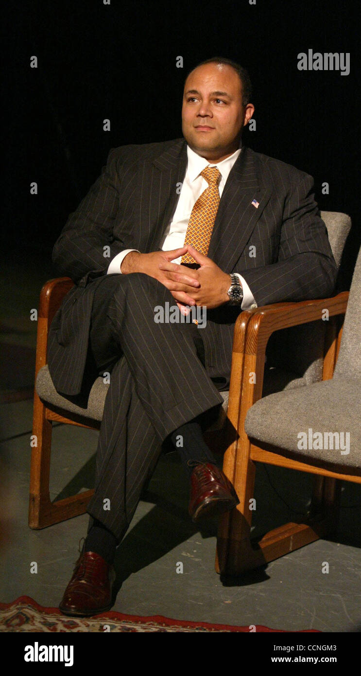 Oct 15, 2004; New York, NY, STATI UNITI D'AMERICA; FCC Presidente Michael K. POWELL è intervistato tramite live WI-FI (Wireless Fidelity) collegamento remoto con i giovani aspiranti produttori a Manhattan accesso del pubblico negli studi televisivi. Presidente Powell è attivamente coinvolta in espansione di accesso per di più Americani a Internet alta velocità broa Foto Stock