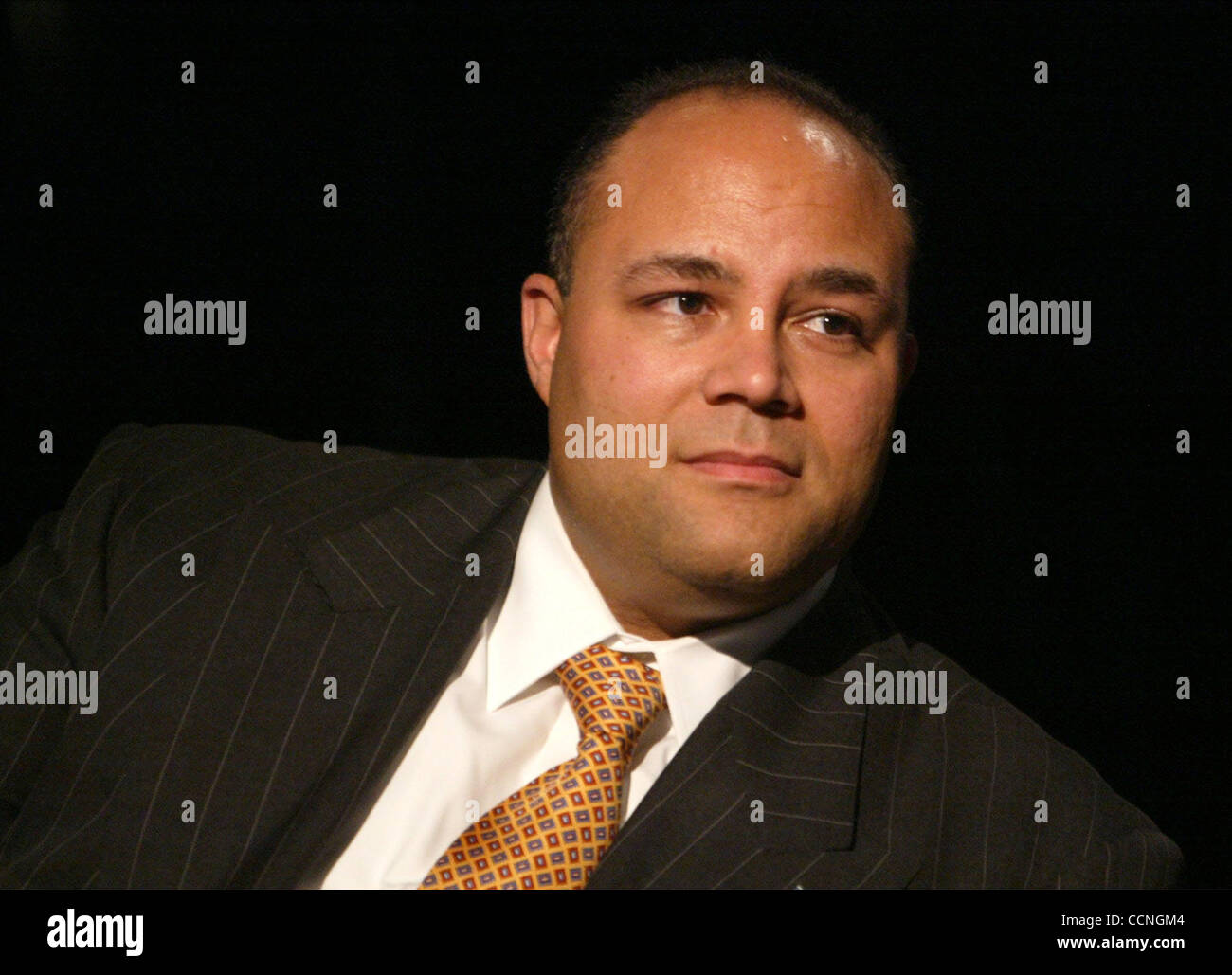 Oct 15, 2004; New York, NY, STATI UNITI D'AMERICA; FCC Presidente Michael K. POWELL è intervistato tramite live WI-FI (Wireless Fidelity) collegamento remoto con i giovani aspiranti produttori a Manhattan accesso del pubblico negli studi televisivi. Presidente Powell è attivamente coinvolta in espansione di accesso per di più Americani a Internet alta velocità broa Foto Stock