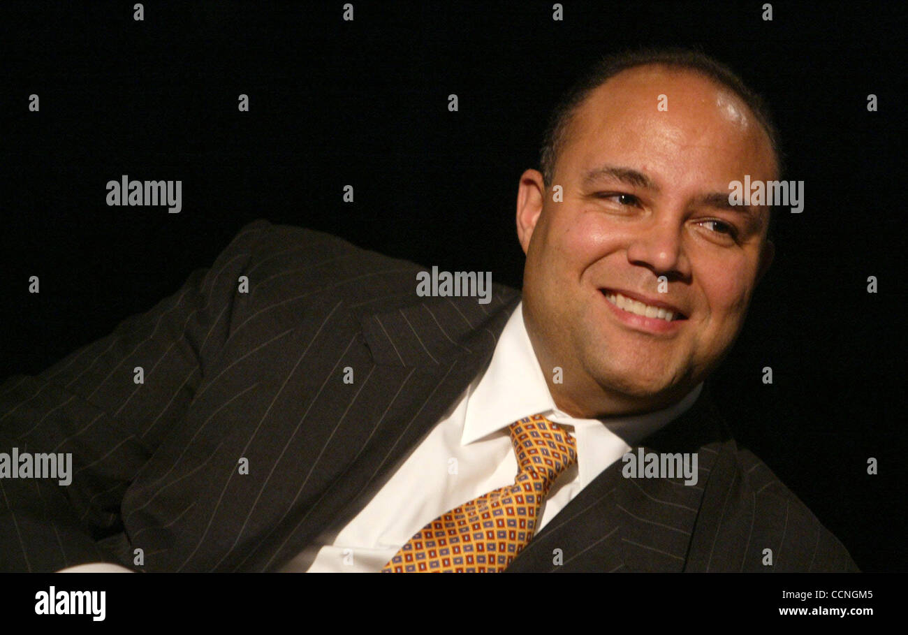 Oct 15, 2004; New York, NY, STATI UNITI D'AMERICA; FCC Presidente Michael K. POWELL è intervistato tramite live WI-FI (Wireless Fidelity) collegamento remoto con i giovani aspiranti produttori a Manhattan accesso del pubblico negli studi televisivi. Presidente Powell è attivamente coinvolta in espansione di accesso per di più Americani a Internet alta velocità broa Foto Stock