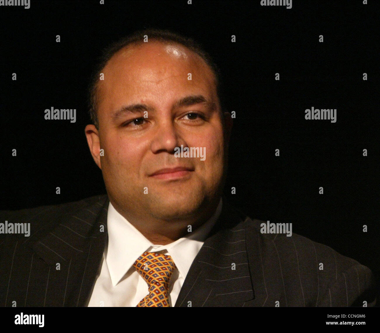 Oct 15, 2004; New York, NY, STATI UNITI D'AMERICA; FCC Presidente Michael K. POWELL è intervistato tramite live WI-FI (Wireless Fidelity) collegamento remoto con i giovani aspiranti produttori a Manhattan accesso del pubblico negli studi televisivi. Presidente Powell è attivamente coinvolta in espansione di accesso per di più Americani a Internet alta velocità broa Foto Stock