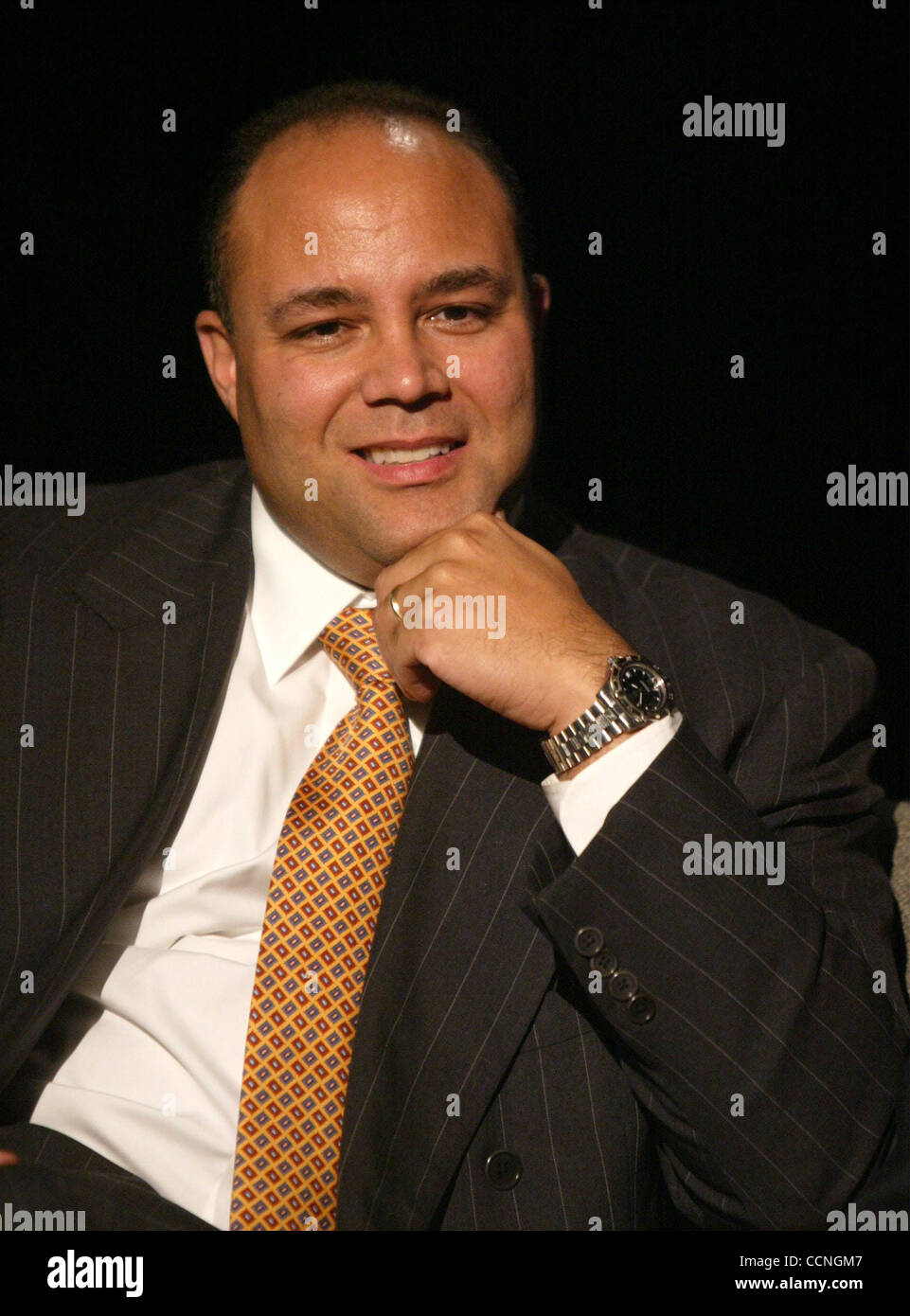 Oct 15, 2004; New York, NY, STATI UNITI D'AMERICA; FCC Presidente Michael K. POWELL è intervistato tramite live WI-FI (Wireless Fidelity) collegamento remoto con i giovani aspiranti produttori a Manhattan accesso del pubblico negli studi televisivi. Presidente Powell è attivamente coinvolta in espansione di accesso per di più Americani a Internet alta velocità broa Foto Stock