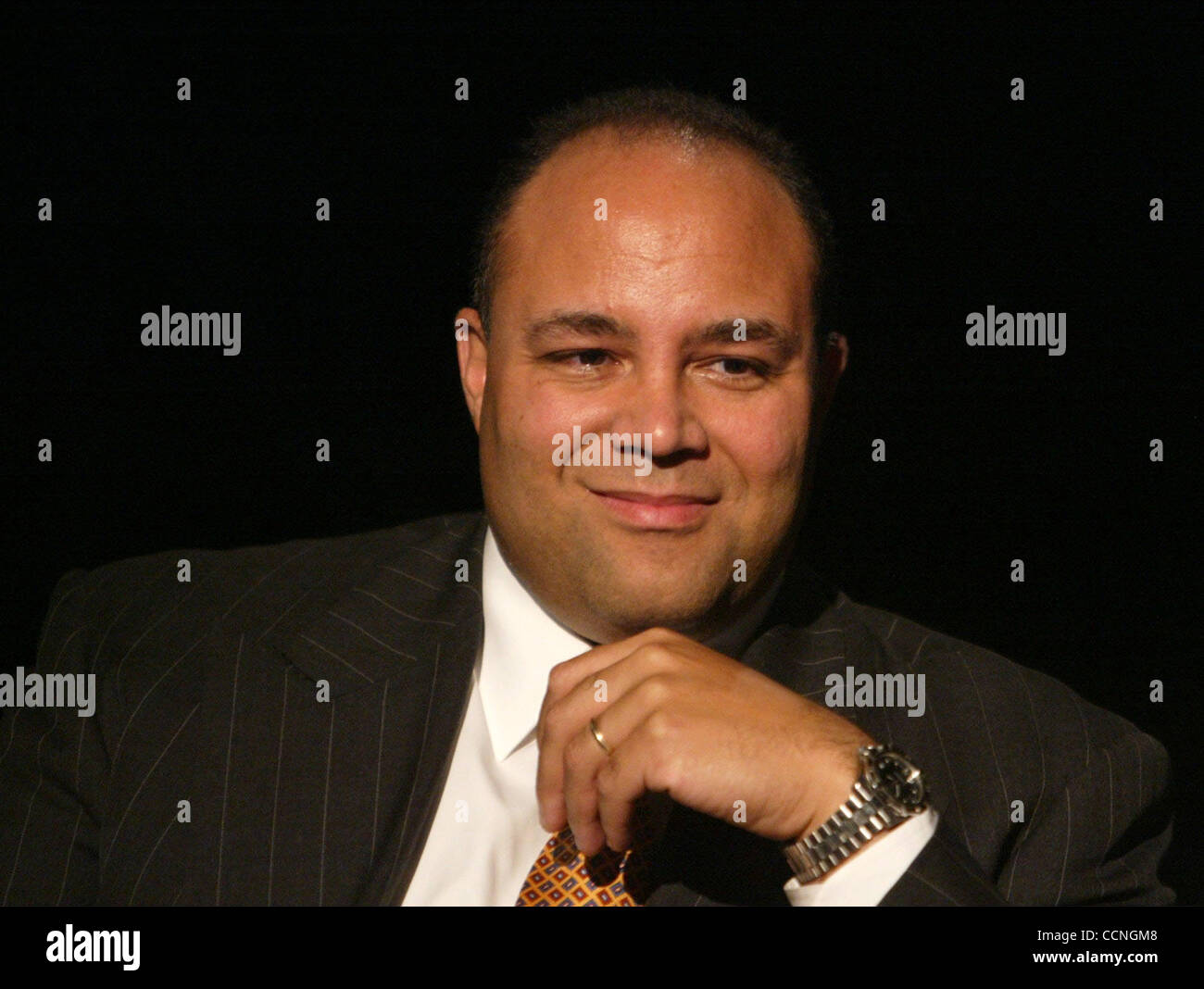 Oct 15, 2004; New York, NY, STATI UNITI D'AMERICA; FCC Presidente Michael K. POWELL è intervistato tramite live WI-FI (Wireless Fidelity) collegamento remoto con i giovani aspiranti produttori a Manhattan accesso del pubblico negli studi televisivi. Presidente Powell è attivamente coinvolta in espansione di accesso per di più Americani a Internet alta velocità broa Foto Stock