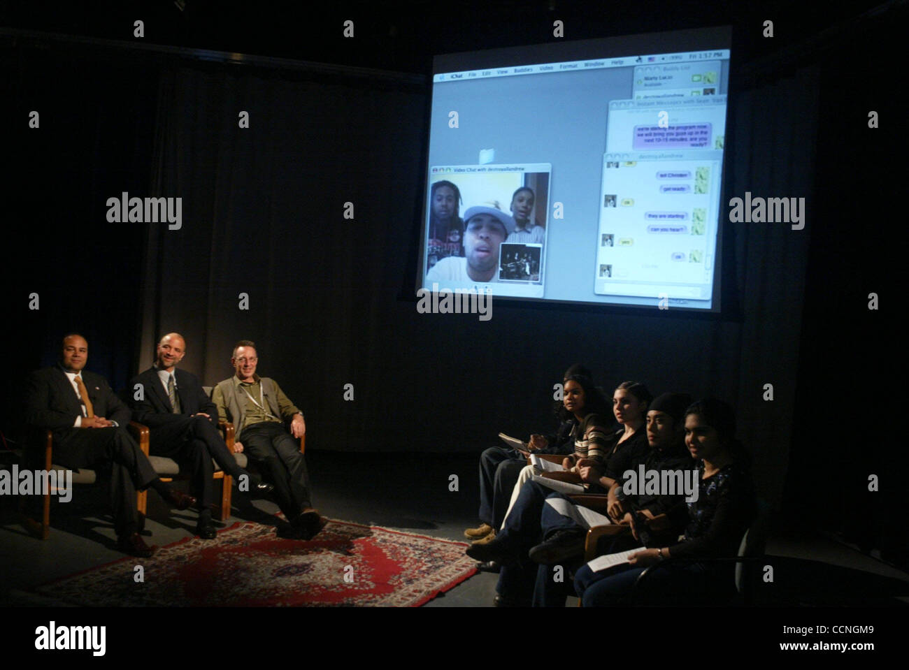 Oct 15, 2004; New York, NY, STATI UNITI D'AMERICA; FCC Presidente Michael K. POWELL è intervistato tramite live WI-FI (Wireless Fidelity) collegamento remoto con i giovani aspiranti produttori a Manhattan accesso del pubblico negli studi televisivi. Presidente Powell è attivamente coinvolta in espansione di accesso per di più Americani a Internet alta velocità broa Foto Stock