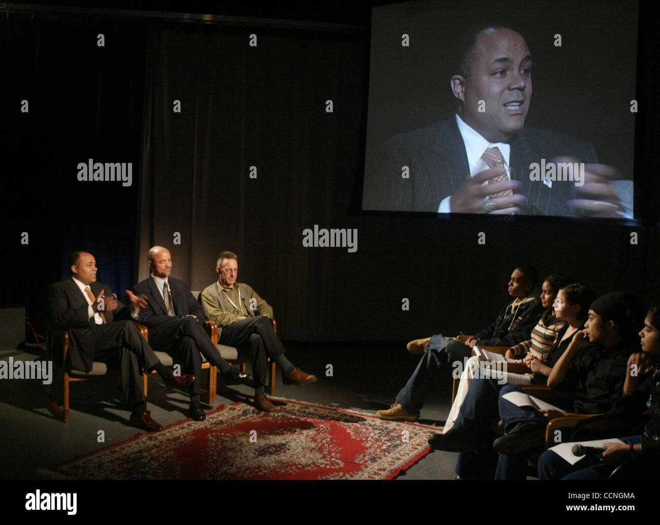 Oct 15, 2004; New York, NY, STATI UNITI D'AMERICA; FCC Presidente Michael K. POWELL è intervistato tramite live WI-FI (Wireless Fidelity) collegamento remoto con i giovani aspiranti produttori a Manhattan accesso del pubblico negli studi televisivi. Presidente Powell è attivamente coinvolta in espansione di accesso per di più Americani a Internet alta velocità broa Foto Stock