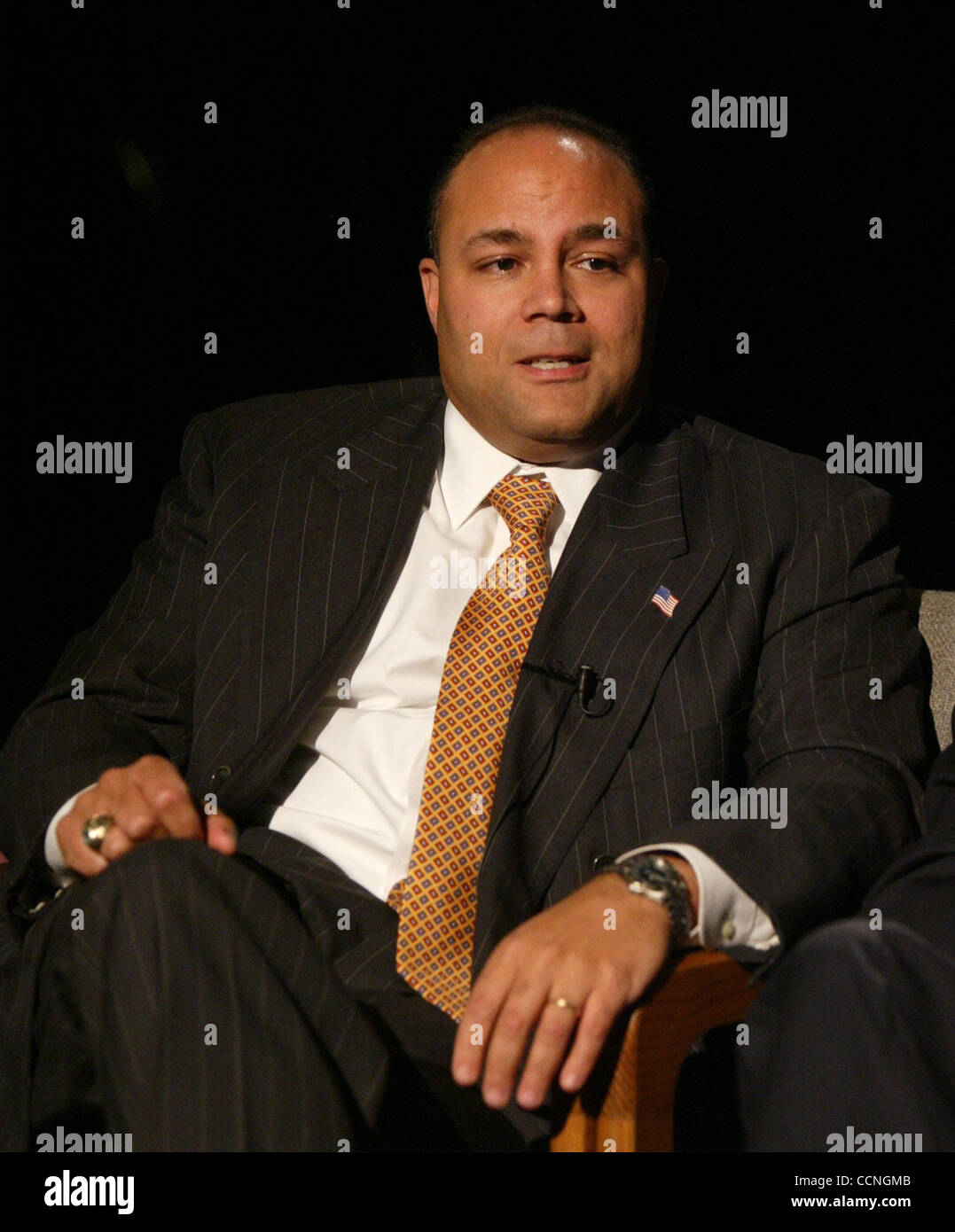 Oct 15, 2004; New York, NY, STATI UNITI D'AMERICA; FCC Presidente Michael K. POWELL è intervistato tramite live WI-FI (Wireless Fidelity) collegamento remoto con i giovani aspiranti produttori a Manhattan accesso del pubblico negli studi televisivi. Presidente Powell è attivamente coinvolta in espansione di accesso per di più Americani a Internet alta velocità broa Foto Stock