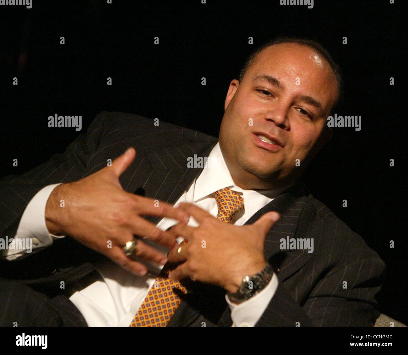 Oct 15, 2004; New York, NY, STATI UNITI D'AMERICA; FCC Presidente Michael K. POWELL è intervistato tramite live WI-FI (Wireless Fidelity) collegamento remoto con i giovani aspiranti produttori a Manhattan accesso del pubblico negli studi televisivi. Presidente Powell è attivamente coinvolta in espansione di accesso per di più Americani a Internet alta velocità broa Foto Stock