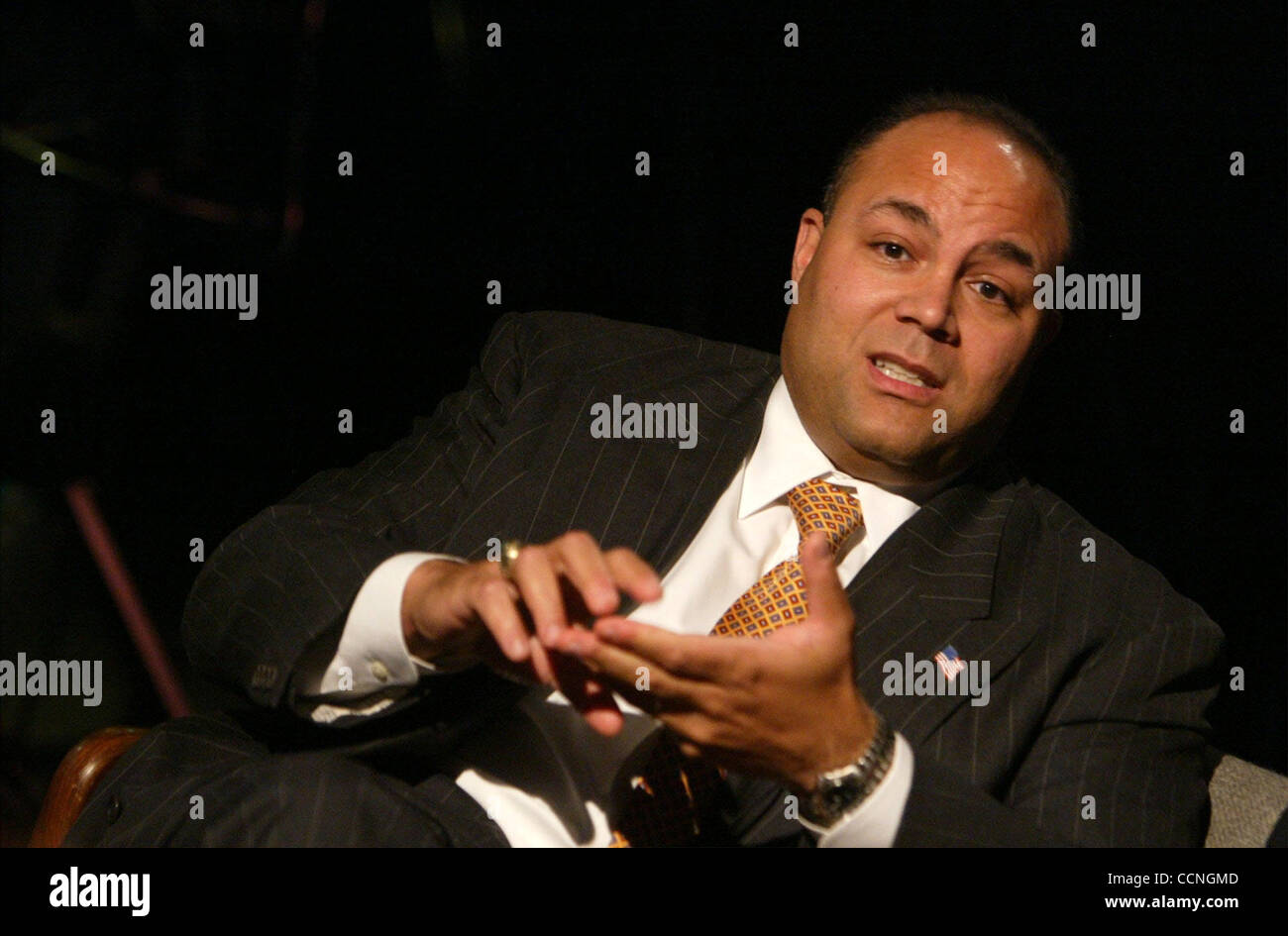 Oct 15, 2004; New York, NY, STATI UNITI D'AMERICA; FCC Presidente Michael K. POWELL è intervistato tramite live WI-FI (Wireless Fidelity) collegamento remoto con i giovani aspiranti produttori a Manhattan accesso del pubblico negli studi televisivi. Presidente Powell è attivamente coinvolta in espansione di accesso per di più Americani a Internet alta velocità broa Foto Stock