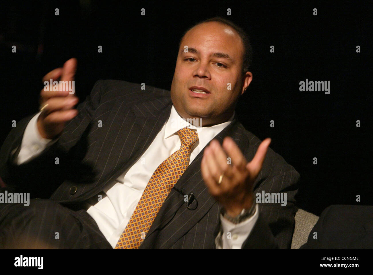 Oct 15, 2004; New York, NY, STATI UNITI D'AMERICA; FCC Presidente Michael K. POWELL è intervistato tramite live WI-FI (Wireless Fidelity) collegamento remoto con i giovani aspiranti produttori a Manhattan accesso del pubblico negli studi televisivi. Presidente Powell è attivamente coinvolta in espansione di accesso per di più Americani a Internet alta velocità broa Foto Stock