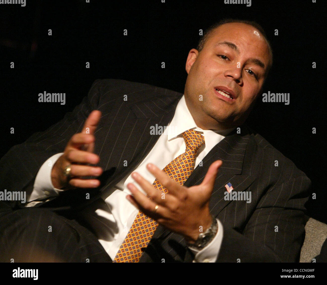 Oct 15, 2004; New York, NY, STATI UNITI D'AMERICA; FCC Presidente Michael K. POWELL è intervistato tramite live WI-FI (Wireless Fidelity) collegamento remoto con i giovani aspiranti produttori a Manhattan accesso del pubblico negli studi televisivi. Presidente Powell è attivamente coinvolta in espansione di accesso per di più Americani a Internet alta velocità broa Foto Stock