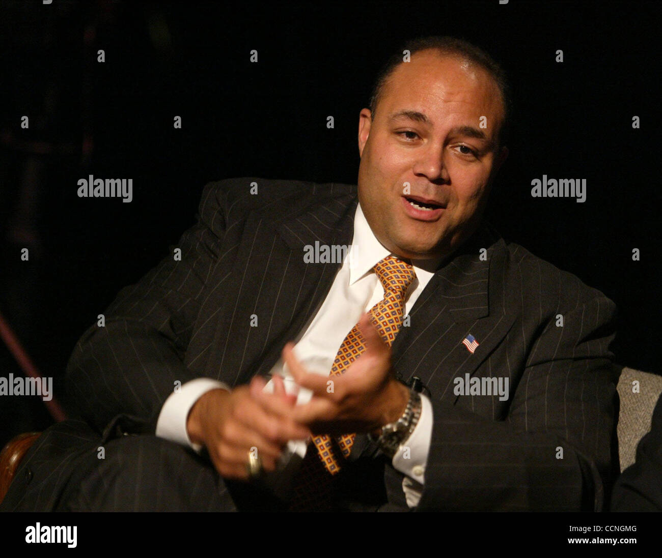 Oct 15, 2004; New York, NY, STATI UNITI D'AMERICA; FCC Presidente Michael K. POWELL è intervistato tramite live WI-FI (Wireless Fidelity) collegamento remoto con i giovani aspiranti produttori a Manhattan accesso del pubblico negli studi televisivi. Presidente Powell è attivamente coinvolta in espansione di accesso per di più Americani a Internet alta velocità broa Foto Stock