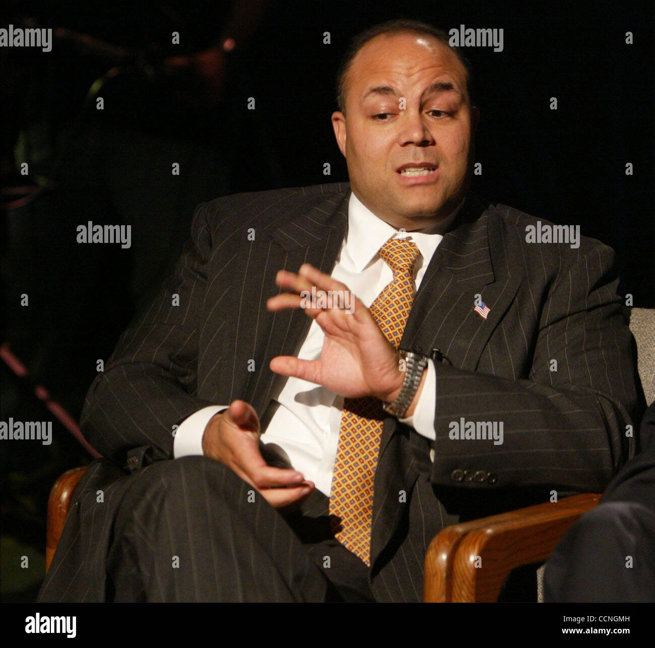 Oct 15, 2004; New York, NY, STATI UNITI D'AMERICA; FCC Presidente Michael K. POWELL è intervistato tramite live WI-FI (Wireless Fidelity) collegamento remoto con i giovani aspiranti produttori a Manhattan accesso del pubblico negli studi televisivi. Presidente Powell è attivamente coinvolta in espansione di accesso per di più Americani a Internet alta velocità broa Foto Stock