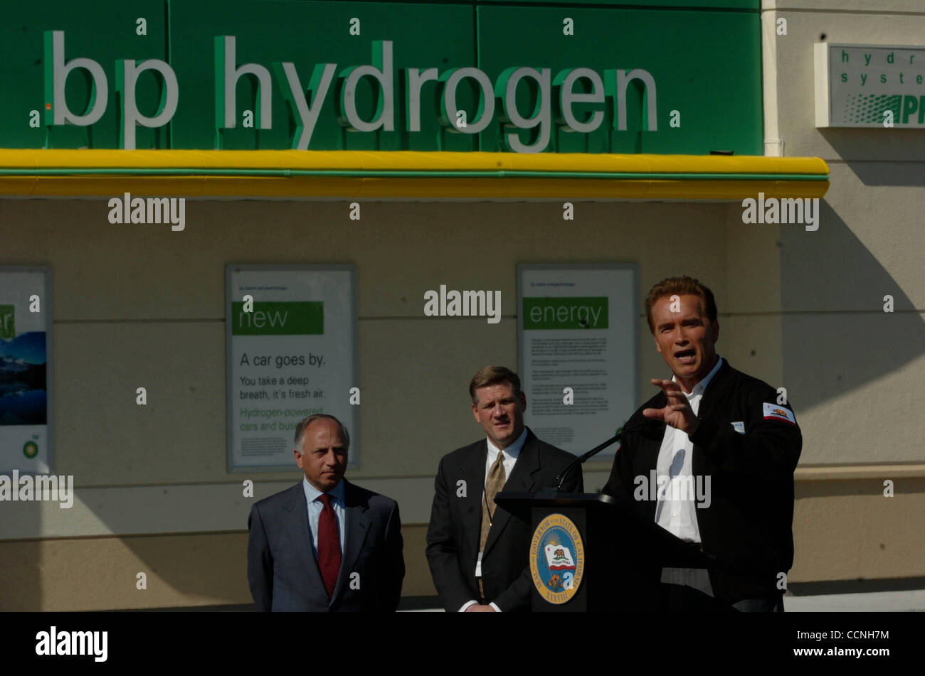 (L-R) Ross J. Pillari (Presidente BP America, Inc.), Scott Kaltrider (VP Occidentale Regione Praxair), e il governatore della California Arnold Schwarzenegger e celebrare l'apertura del primo combustibile idrogeno station negli Stati Uniti. Questo $ 2 milioni di dollari di idrogeno fuleing stazione è il primo di 5 per aprire Foto Stock