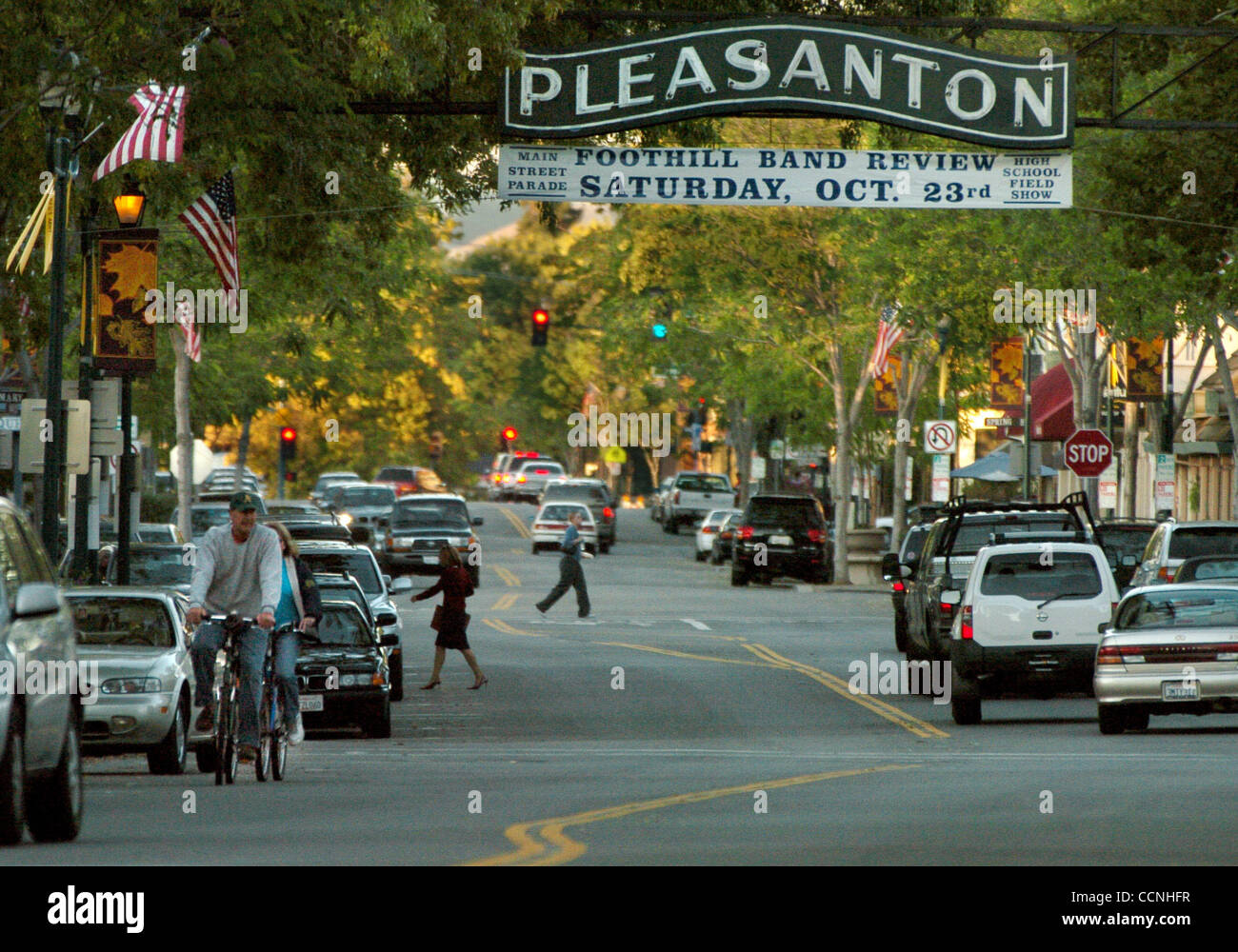 1803--La città di Pleasanton, California, conserva il fascino della cittadina con il suo viale alberato di downtown area mostrato qui Giovedi, Ottobre 21, 2004. Per 24 ore PLEASANTON (Contra Costa Times/Bob Pepping) Foto Stock