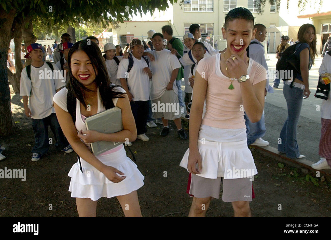 Vee Tran, 16, e il suo amico Quoc Kieu, 16, crack-up come essi pongono Mercoledì, Ottobre 13, 2004, come "Gemelli" nel mezzo del campus a Mt. Diablo alta nella concordia, Calif. Kieu è in esecuzione per homecoming prince. Apparentemente Tran poi 'comprato' LUI E (con il suo pemission) ha fatto di lui il vestito come suo twin. (Contr Foto Stock