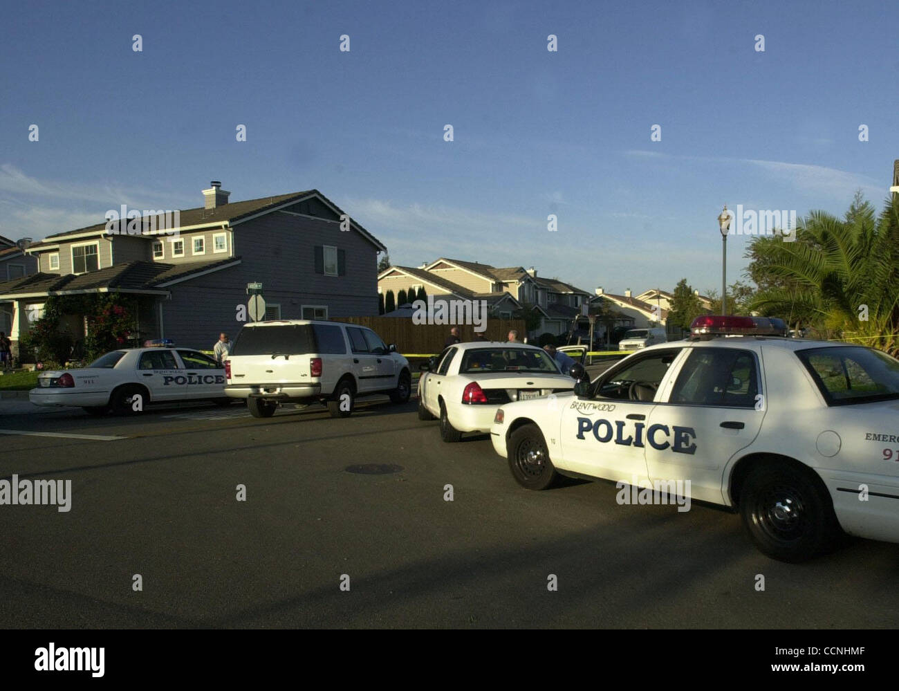 Brentwood veicoli della polizia blocco off Ford Street a Hudson guidare in prossimità di una scena del crimine in genere nel tranquillo quartiere di Brentwood, California il Sabato, Ottobre 16, 2004. (Dean Coppola / Contra Costa Times) Foto Stock