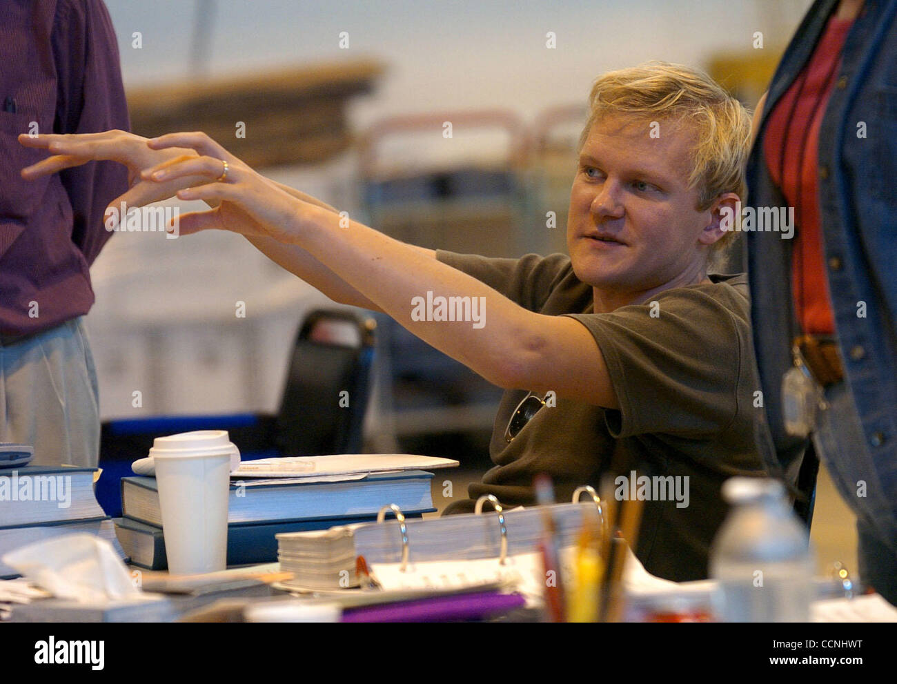 Kasper Rech Holten parla di staging di "Le Grand Macabre" Mercoledì 13 Ottobre, 2004 a Richmond, Calif. Il San Francisco Oepra sta portando la prima produzione di "Le Grand Macabre".(Contra Costa Times/ Gregorio Urquiaga) Foto Stock