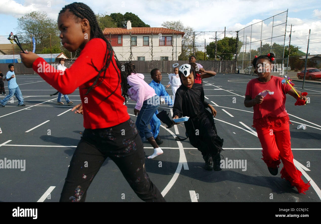 Longfellow Scuola Elementare di Alameda, California ha avuto il suo calo annuo carnevale Mercoledì, Ottobre 27, 2004. Studente Ruby Chapman, 11, conduce a un gruppo di numeri musicali durante le attività pomeridiane del campus. (Foto di Joanna Jhanda/Contra Costa Times) Foto Stock