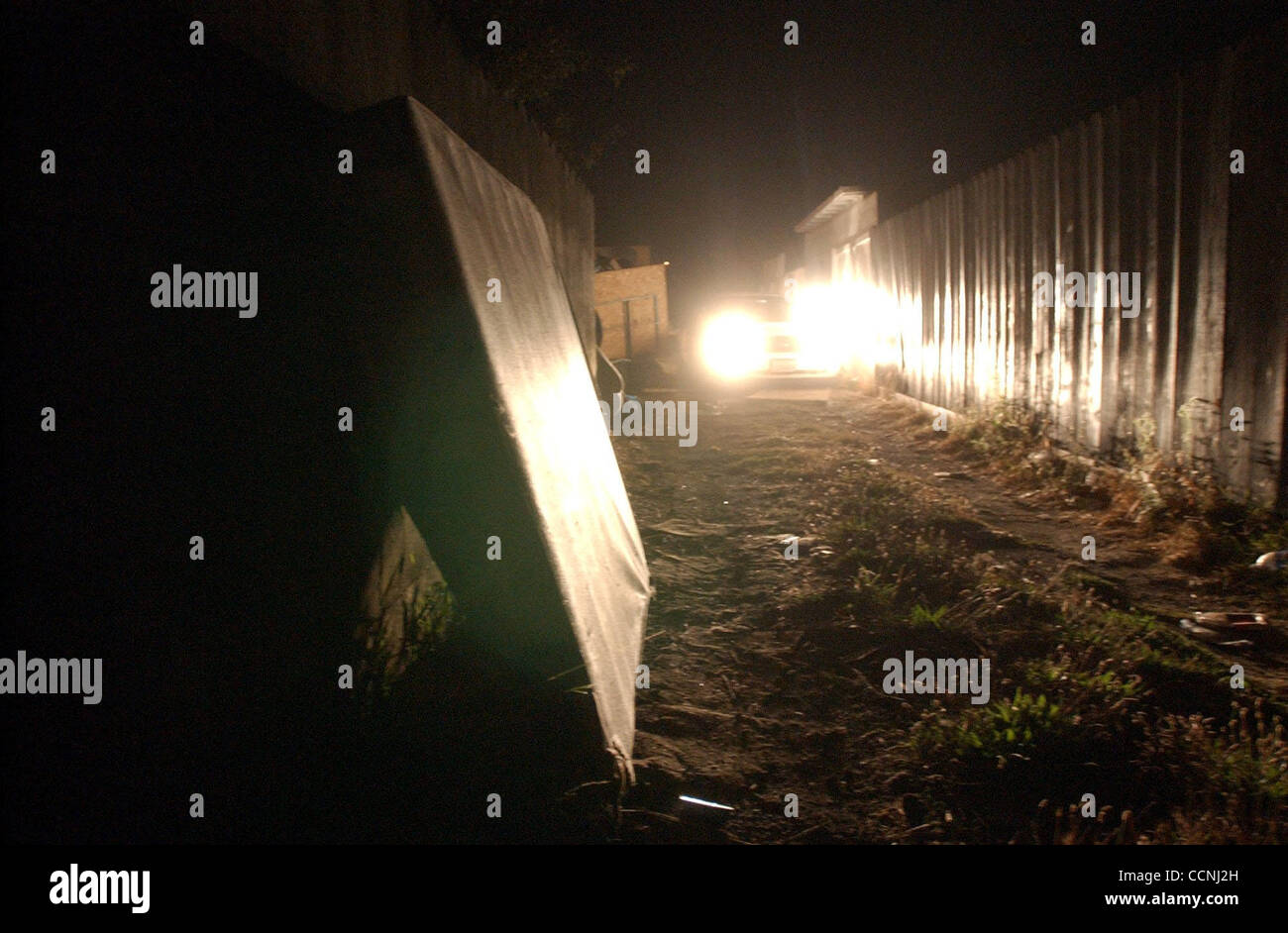 Una scatola molla materasso utilizzato da prostitute è puntellato in un vicolo a Richmond, Calif. Mercoledì 6 ottobre 2004, vicino 23rd Street e Gaynor Avenue, dove la prostituzione è diventata un fattore di disturbo per la comunità. Richmond la polizia ha fatto otto arresti, sette ragazze e uno John, mercoledì notte. (Contra Costa Foto Stock