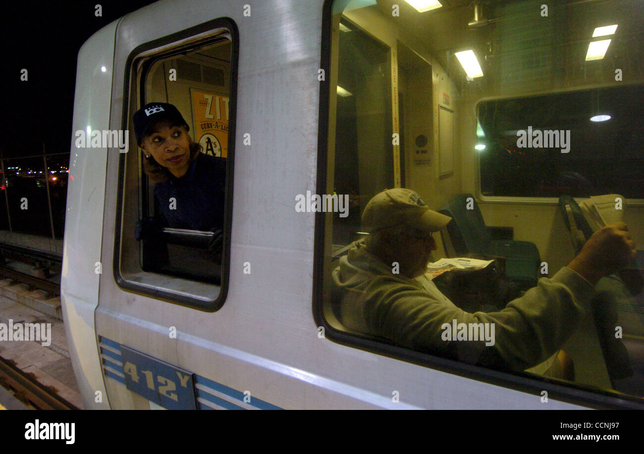 4:23 AM Come stazione operatore Diane Thomas-Woo si prepara a sbarcare il Pleasanton stazione con il secondo treno BART del giorno, Dennis Dunn catture fino sul suo giornale (Valle volte golly) sul suo tragitto in San Francisco. Thomas-Woo è un 27 e un mezzo anno BART veterano che ha trascorso la maggior parte del Foto Stock