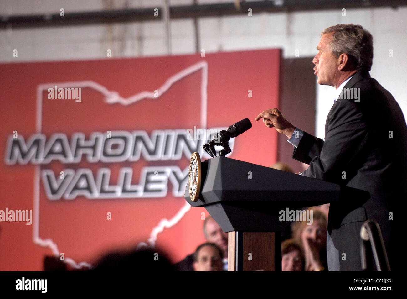 Oct 27, 2004; Vienna, OH, Stati Uniti d'America; il Presidente George W Bush parla di sostenitori in una campagna di rally in Vienna, Ohio, 27 ottobre 2004. Foto Stock