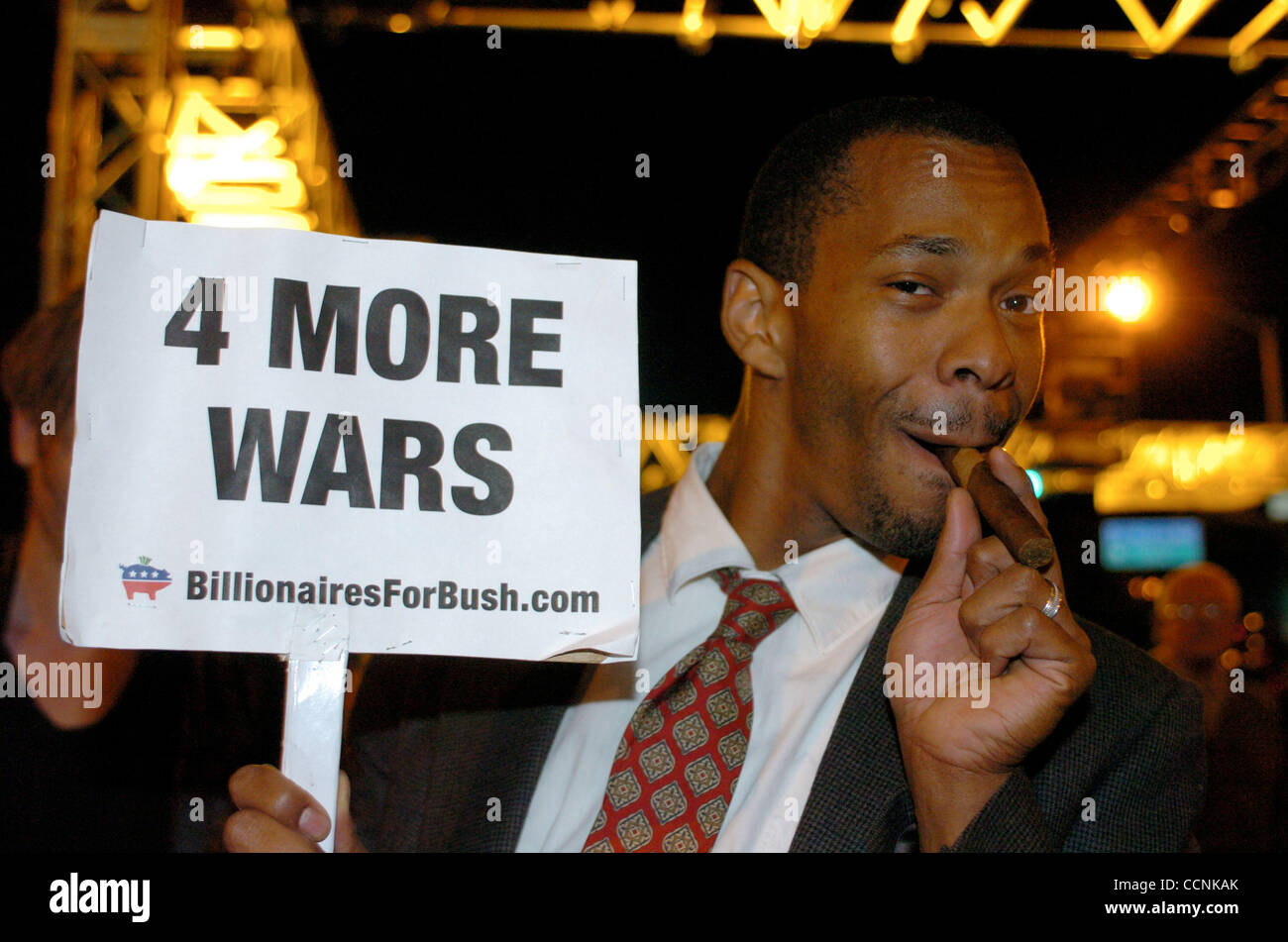 Oltre 250.000 revelers prendere per le strade di West Hollywood per festeggiare Halloween. 10/31/04, West Hollywood, CA, Derrick Jones esprime il suo parere sul Presidente Bush. ZUMA/ Rob DeLorenzo Foto Stock