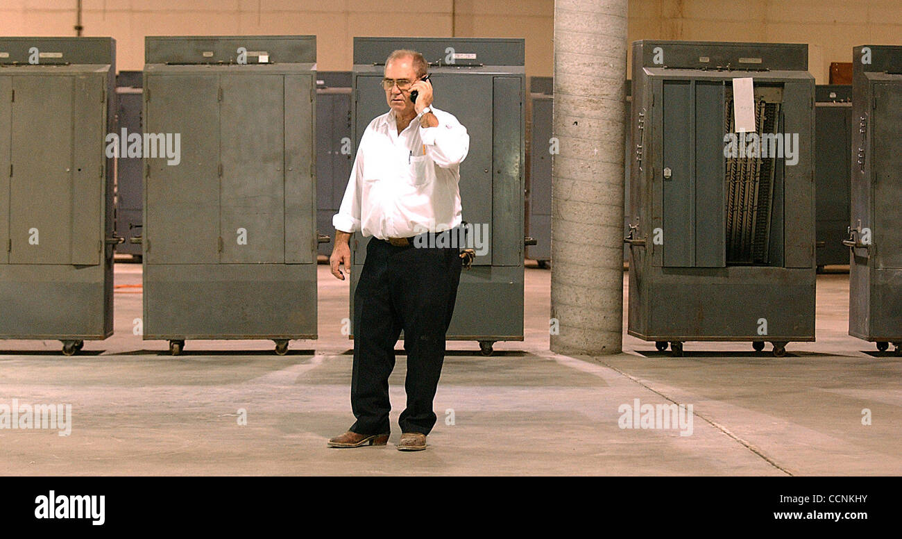 Stato/daily/ elezioni 2004: Lowell Neubauer fornisce istruzioni sul telefono circa le macchine di voto dal magazzino in San Carlos, Texas Nov.1, 2004. Neubauer è stata la maintence tech per le macchine di voto nella contea di Hidalgo per oltre venticinque anni.Neubauer relaizes che la macchina non lon Foto Stock