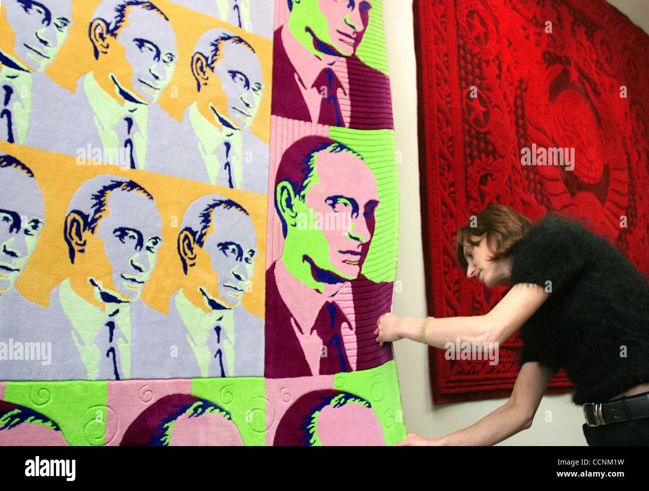 Nastennyj un tappeto ' il raddoppio del prodotto nazionale lordo ' in negozio-studio Decor Reneissanse sul Neva prospetto per 345 mila rubli (circa 12 mila dollari). Putin ripetuta più volte ritratto ha ricevuto in una mostra il diploma in una candidatura ' il miglior elemento di un interno '. Foto Stock