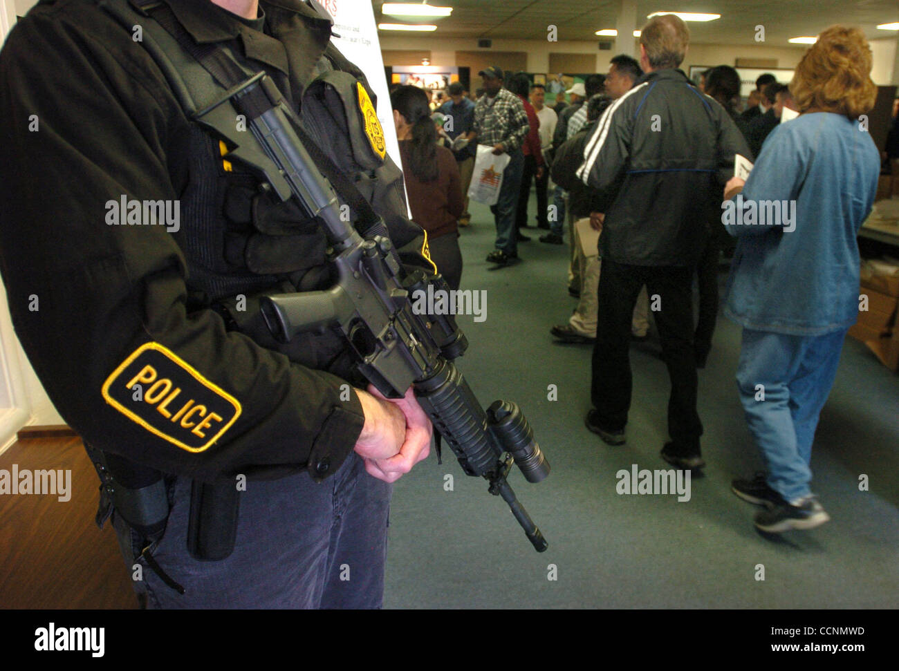 Un membro della Drug Enforcement Administration che lavora fuori dal San Francisco officie e vuole restare sconosciuto, (perché egli lavora undercover) sorge all'entrata di una fiera del lavoro che comprendeva molti rappresentanti dalla legge federale Le agenzie di applicazione alla ricerca di dipendenti presso il Camp P Foto Stock