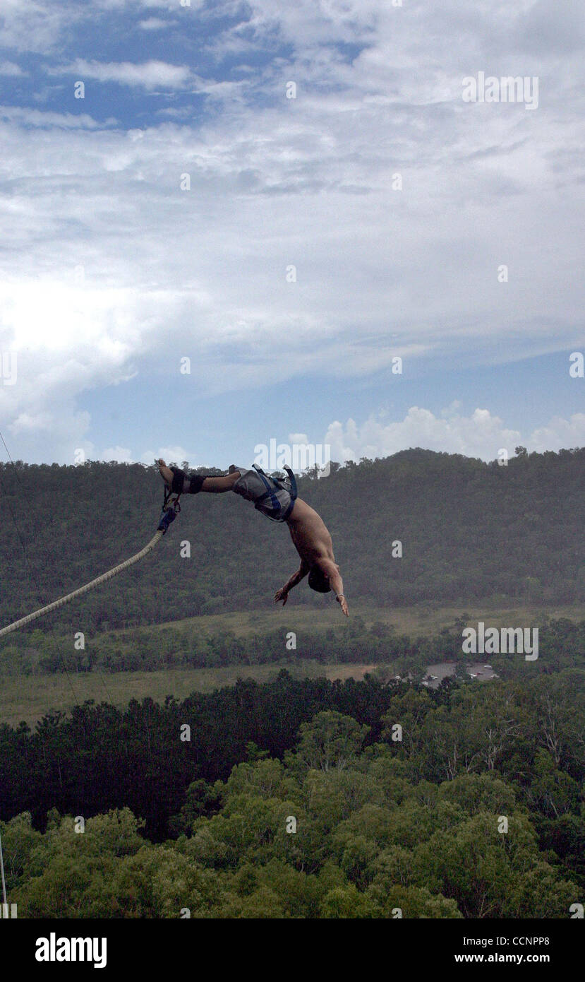 Nov 24, 2004; Smithfield, Queensland, Australia; un ponticello bungy presso la famosa in tutto il mondo Aj Hackett bungy jump torre a nord di Cairns. Il salto è di 160 piedi. Sport di avventura e adrenalina. Foto Stock