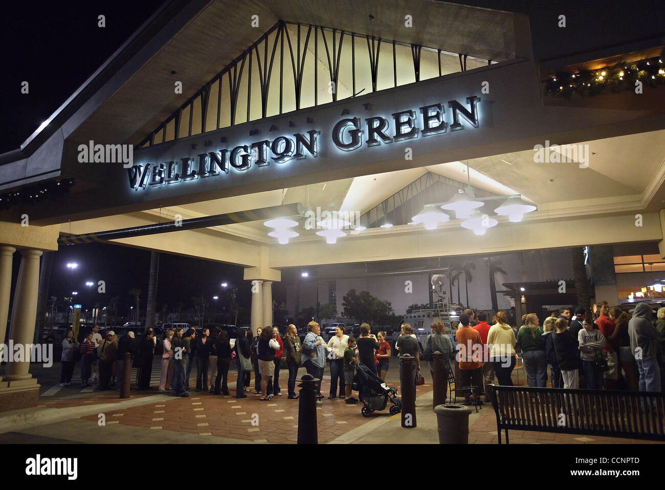 112604 biz shop ben 1-4 -- Il personale foto di Taylor Jones/11-26-04. Per Paolo OWERS della storia. WELLINGTON. Gli amanti dello shopping line fino a immettere il Mall a Wellington Green a Wellington per le 5 del mattino l'apertura. Primi acquirenti sono state trattate per una prima colazione gratuita e buste regalo per le prime 250 persone. OUTS. Non per DIS Foto Stock