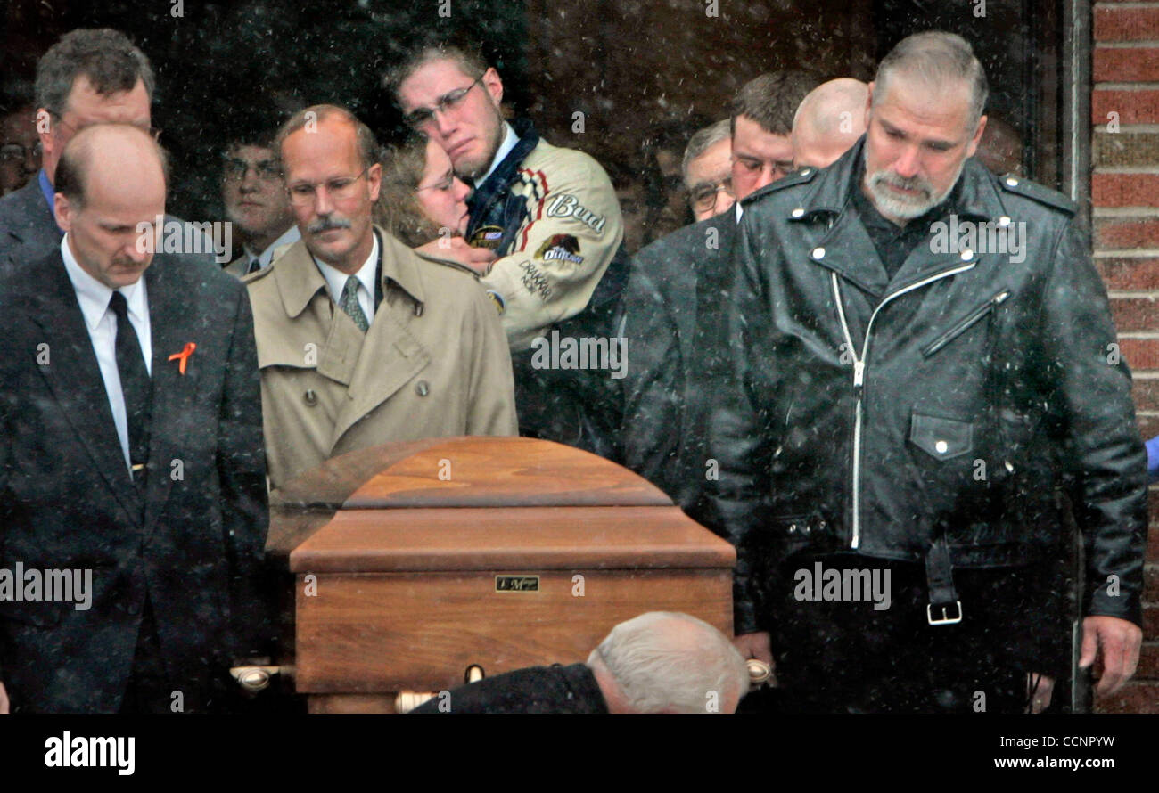 Nov 27, 2004; Haugen, WI, Stati Uniti d'America; i resti di Allan Laski sono portati verso il basso la parte anteriore passi della Trinità Santa Chiesa Cattolica in Haugen, WI, a seguito di un servizio funebre presso la chiesa. Laski fu sepolto presso la vicina Boemia Cimitero nazionale. Chai Vang, 36, è accusato di tiro otto cacciatori di cervi nov. 21 Foto Stock