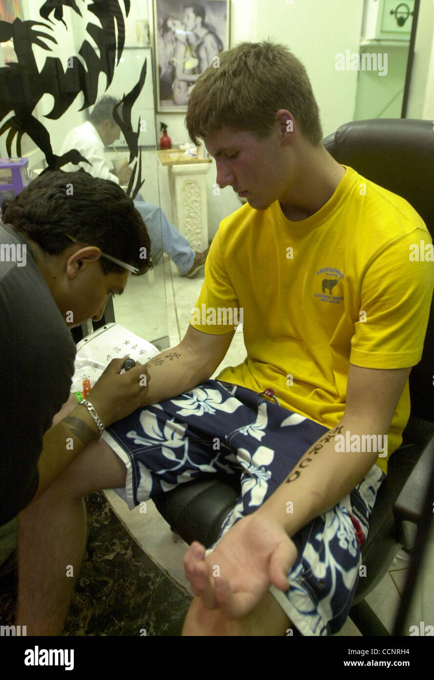 CANCUN, Messico -- un high school senior da Madrid, Iowa, ha tatuaggi temporanei verniciata sul suo gli avambracci in una popolare striscia turistica durante la pausa di primavera in Cancun. Fotografo: Luis J. Jimenez Città: Cancun: stato di Quintana Roo Paese: Messico Data: Marzo 22, 2003 Foto Stock