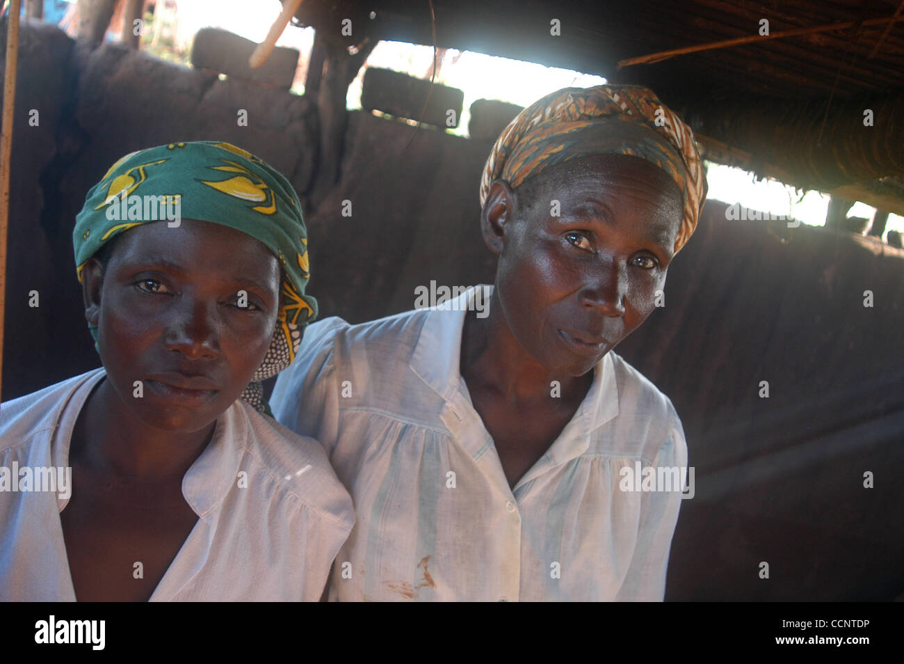 Marzo 18, 2004, Bala, Malawi - due donne in abito tradizionale preparare un pranzo per gli studenti della scuola elementare presso una scuola sostenuta da un internazionale di agenzie di aiuto nelle zone rurali del Malawi. (Credit: David Snyder/ZUMA Press) Foto Stock