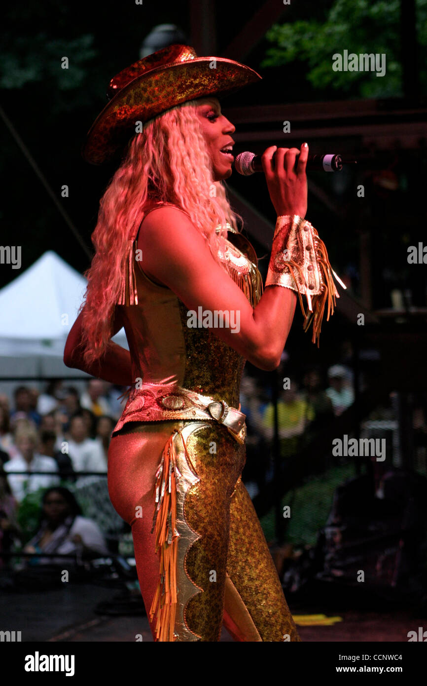Agosto 21, 2004; Manhattan, NY, STATI UNITI D'AMERICA; RUPAUL esegue a Wigstock nell'ululato festival di Tompkins Square Park nell'East Village di New York City. Foto Stock