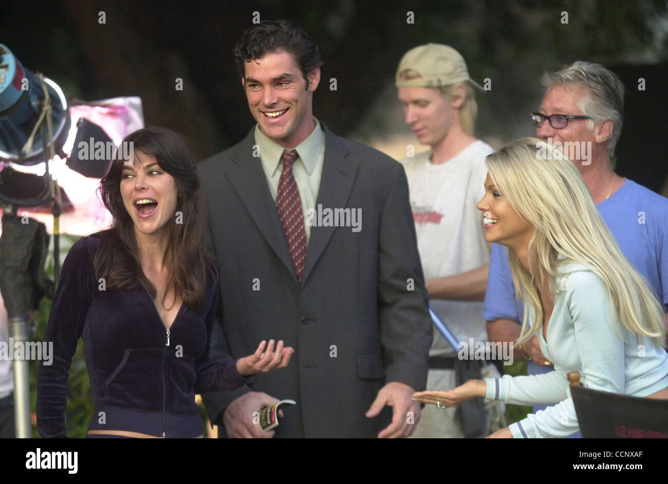 Jun 17, 2003; Los Angeles, CA, Stati Uniti d'America; la ex Joe Millionaire, Evan Marriott ha una risata con co-stars Amber Elias che gioca Miss Washington, sinistra e Gabrielle Tuite che gioca a Miss California sul set di "Miss Cast Away" il suo primo film. Foto Stock